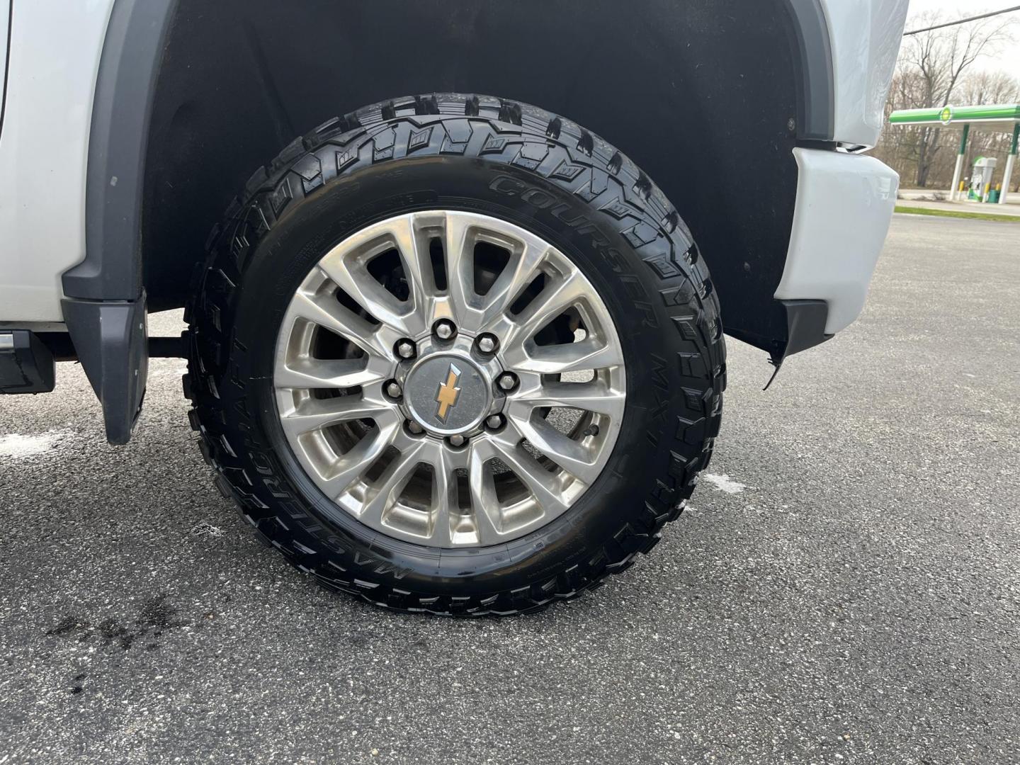 2021 White /Black Chevrolet Silverado 2500HD High Country Crew Cab Short Box 4WD (1GC4YREY0MF) with an 6.6L V8 OHV 16V DIESEL engine, Automatic transmission, located at 547 E. Main St., Orwell, OH, 44076, (440) 437-5893, 41.535435, -80.847855 - 2021 Chevrolet Silverado 2500 High Country Crew Cab 4WD – Loaded Luxury Duramax Beast with Massive Towing Power! This 2021 Chevrolet Silverado 2500 High Country Crew Cab 4WD is the ultimate top-of-the-line heavy-duty truck – premium luxury meets serious capability! Powered by the legendary 6.6L - Photo#4