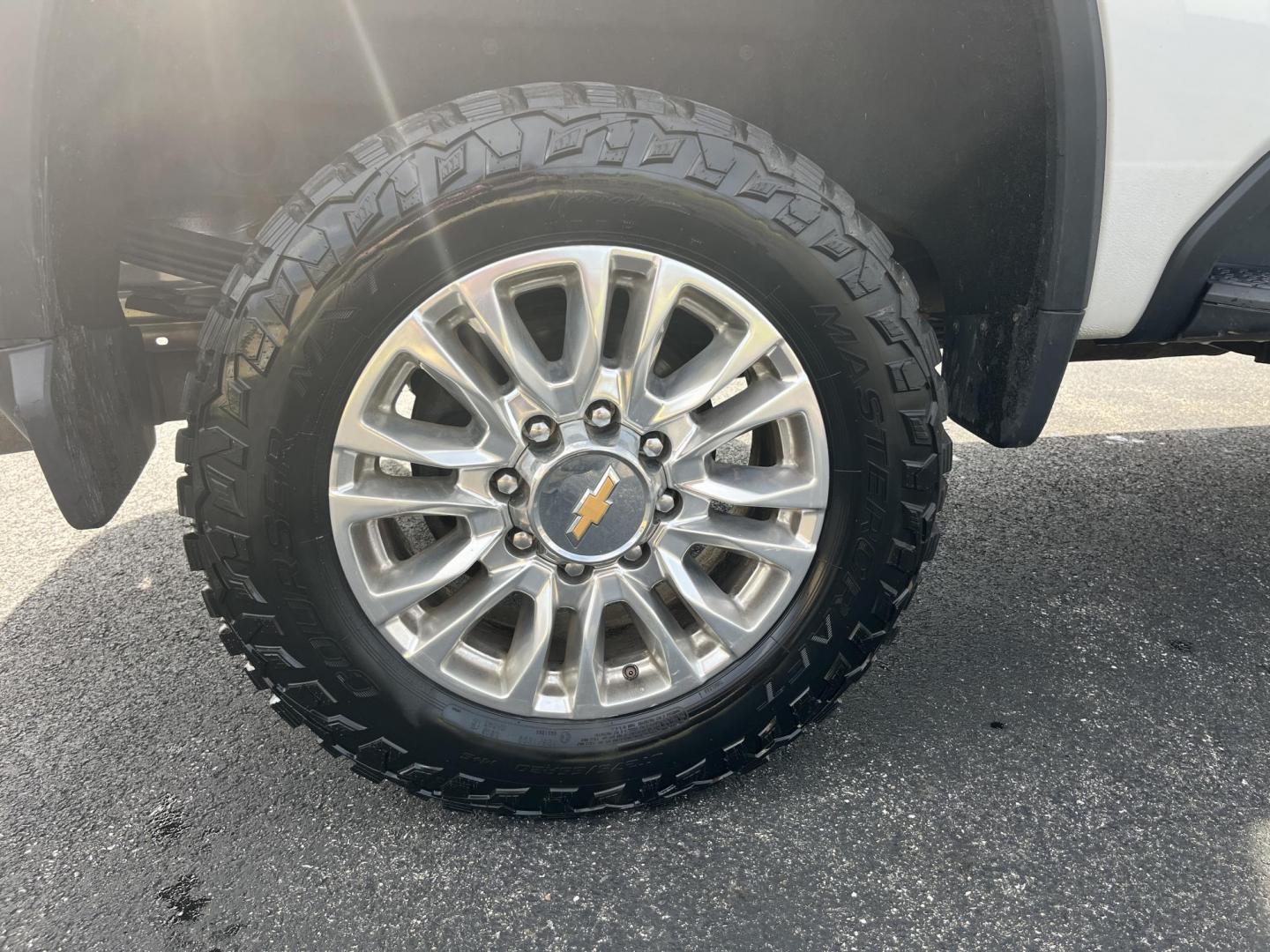 2021 White /Black Chevrolet Silverado 2500HD High Country Crew Cab Short Box 4WD (1GC4YREY0MF) with an 6.6L V8 OHV 16V DIESEL engine, Automatic transmission, located at 547 E. Main St., Orwell, OH, 44076, (440) 437-5893, 41.535435, -80.847855 - 2021 Chevrolet Silverado 2500 High Country Crew Cab 4WD – Loaded Luxury Duramax Beast with Massive Towing Power! This 2021 Chevrolet Silverado 2500 High Country Crew Cab 4WD is the ultimate top-of-the-line heavy-duty truck – premium luxury meets serious capability! Powered by the legendary 6.6L - Photo#7