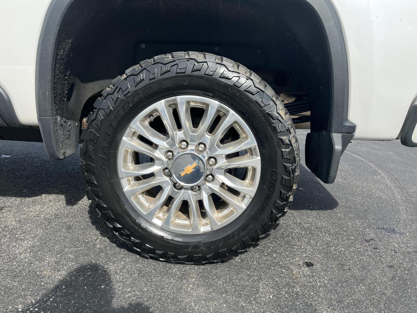 2021 White /Black Chevrolet Silverado 2500HD High Country Crew Cab Short Box 4WD (1GC4YREY0MF) with an 6.6L V8 OHV 16V DIESEL engine, Automatic transmission, located at 547 E. Main St., Orwell, OH, 44076, (440) 437-5893, 41.535435, -80.847855 - 2021 Chevrolet Silverado 2500 High Country Crew Cab 4WD – Loaded Luxury Duramax Beast with Massive Towing Power! This 2021 Chevrolet Silverado 2500 High Country Crew Cab 4WD is the ultimate top-of-the-line heavy-duty truck – premium luxury meets serious capability! Powered by the legendary 6.6L - Photo#10