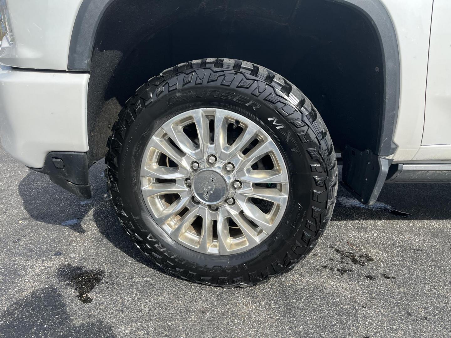 2021 White /Black Chevrolet Silverado 2500HD High Country Crew Cab Short Box 4WD (1GC4YREY0MF) with an 6.6L V8 OHV 16V DIESEL engine, Automatic transmission, located at 547 E. Main St., Orwell, OH, 44076, (440) 437-5893, 41.535435, -80.847855 - 2021 Chevrolet Silverado 2500 High Country Crew Cab 4WD – Loaded Luxury Duramax Beast with Massive Towing Power! This 2021 Chevrolet Silverado 2500 High Country Crew Cab 4WD is the ultimate top-of-the-line heavy-duty truck – premium luxury meets serious capability! Powered by the legendary 6.6L - Photo#12