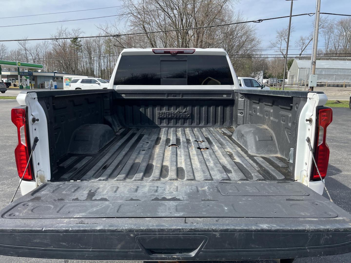 2021 White /Black Chevrolet Silverado 2500HD High Country Crew Cab Short Box 4WD (1GC4YREY0MF) with an 6.6L V8 OHV 16V DIESEL engine, Automatic transmission, located at 547 E. Main St., Orwell, OH, 44076, (440) 437-5893, 41.535435, -80.847855 - 2021 Chevrolet Silverado 2500 High Country Crew Cab 4WD – Loaded Luxury Duramax Beast with Massive Towing Power! This 2021 Chevrolet Silverado 2500 High Country Crew Cab 4WD is the ultimate top-of-the-line heavy-duty truck – premium luxury meets serious capability! Powered by the legendary 6.6L - Photo#14