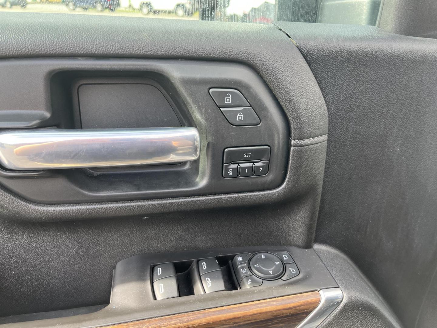 2021 White /Black Chevrolet Silverado 2500HD High Country Crew Cab Short Box 4WD (1GC4YREY0MF) with an 6.6L V8 OHV 16V DIESEL engine, Automatic transmission, located at 547 E. Main St., Orwell, OH, 44076, (440) 437-5893, 41.535435, -80.847855 - 2021 Chevrolet Silverado 2500 High Country Crew Cab 4WD – Loaded Luxury Duramax Beast with Massive Towing Power! This 2021 Chevrolet Silverado 2500 High Country Crew Cab 4WD is the ultimate top-of-the-line heavy-duty truck – premium luxury meets serious capability! Powered by the legendary 6.6L - Photo#16