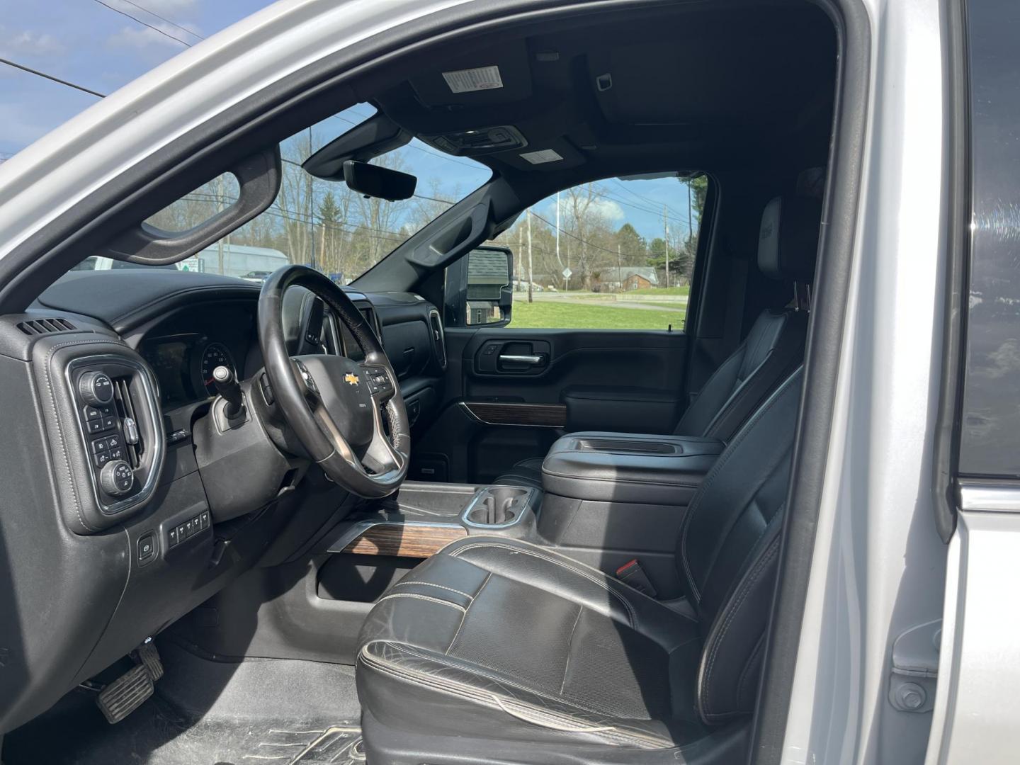 2021 White /Black Chevrolet Silverado 2500HD High Country Crew Cab Short Box 4WD (1GC4YREY0MF) with an 6.6L V8 OHV 16V DIESEL engine, Automatic transmission, located at 547 E. Main St., Orwell, OH, 44076, (440) 437-5893, 41.535435, -80.847855 - 2021 Chevrolet Silverado 2500 High Country Crew Cab 4WD – Loaded Luxury Duramax Beast with Massive Towing Power! This 2021 Chevrolet Silverado 2500 High Country Crew Cab 4WD is the ultimate top-of-the-line heavy-duty truck – premium luxury meets serious capability! Powered by the legendary 6.6L - Photo#17
