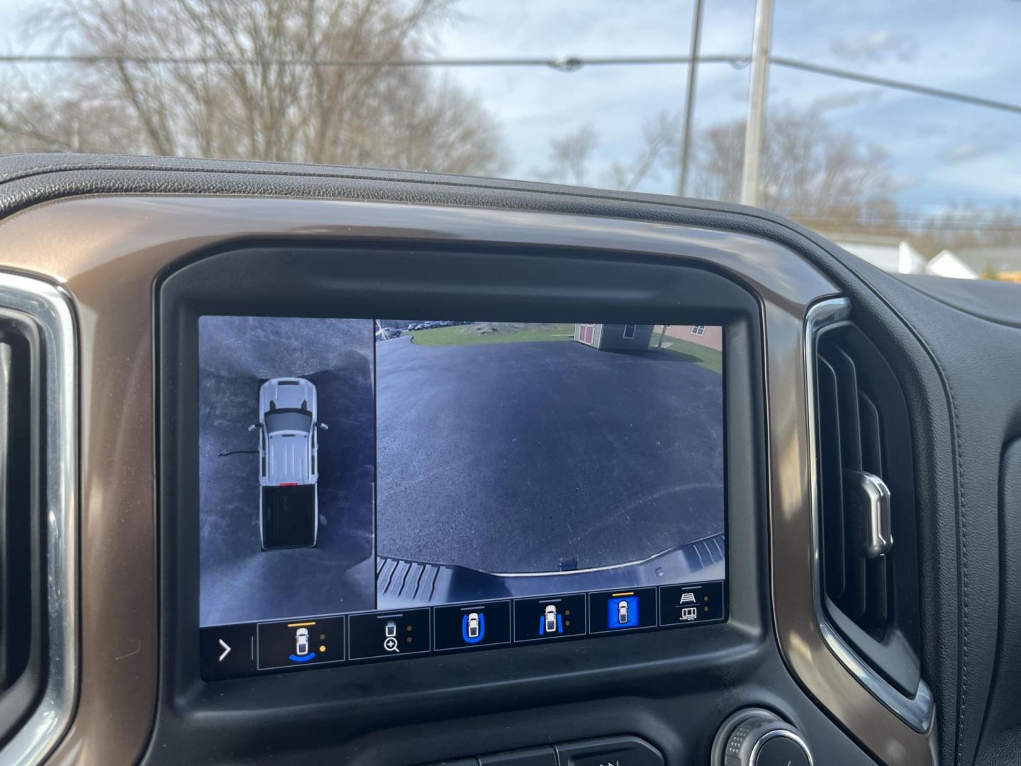 2021 White /Black Chevrolet Silverado 2500HD High Country Crew Cab Short Box 4WD (1GC4YREY0MF) with an 6.6L V8 OHV 16V DIESEL engine, Automatic transmission, located at 547 E. Main St., Orwell, OH, 44076, (440) 437-5893, 41.535435, -80.847855 - 2021 Chevrolet Silverado 2500 High Country Crew Cab 4WD – Loaded Luxury Duramax Beast with Massive Towing Power! This 2021 Chevrolet Silverado 2500 High Country Crew Cab 4WD is the ultimate top-of-the-line heavy-duty truck – premium luxury meets serious capability! Powered by the legendary 6.6L - Photo#26