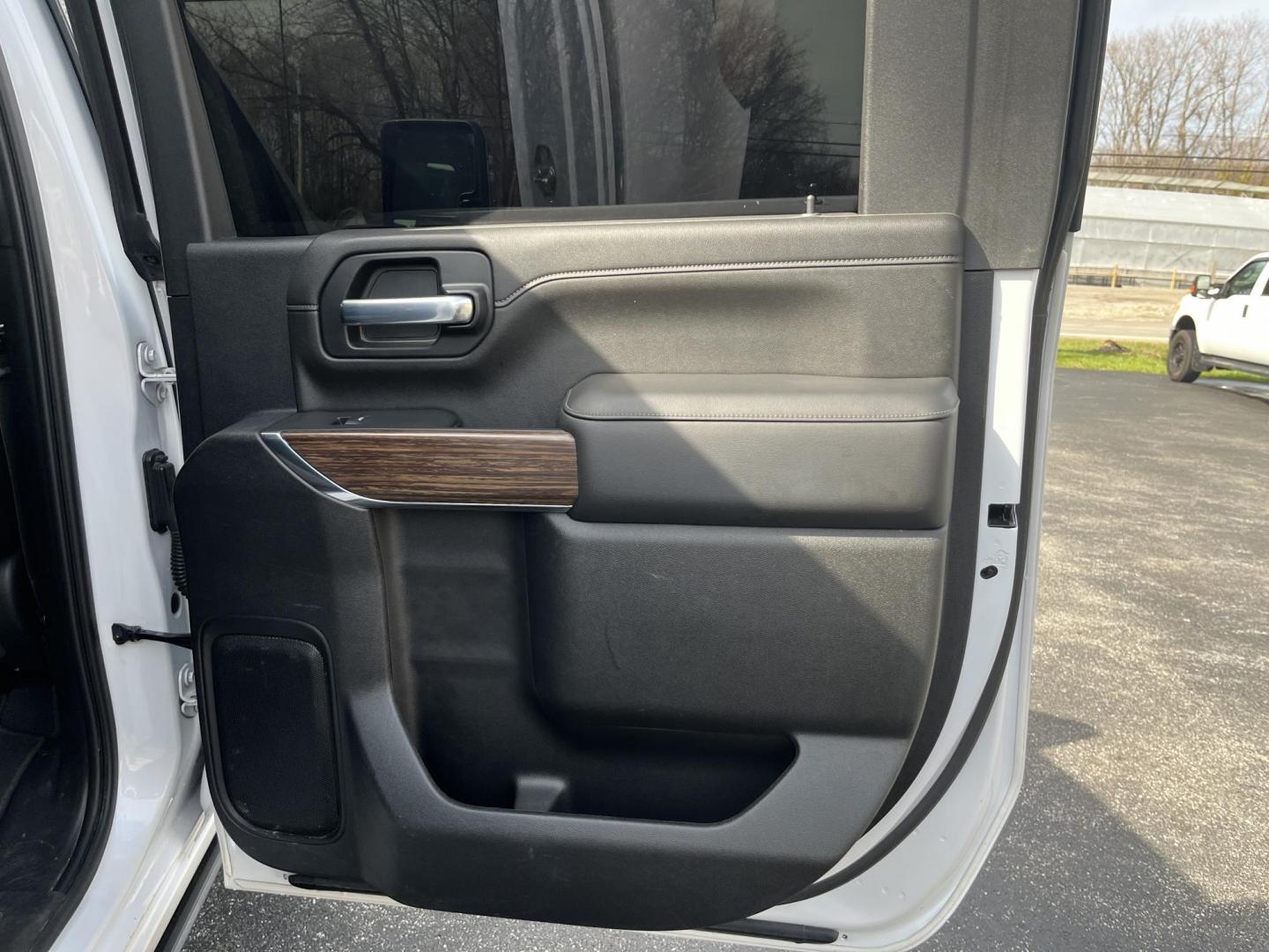 2021 White /Black Chevrolet Silverado 2500HD High Country Crew Cab Short Box 4WD (1GC4YREY0MF) with an 6.6L V8 OHV 16V DIESEL engine, Automatic transmission, located at 547 E. Main St., Orwell, OH, 44076, (440) 437-5893, 41.535435, -80.847855 - 2021 Chevrolet Silverado 2500 High Country Crew Cab 4WD – Loaded Luxury Duramax Beast with Massive Towing Power! This 2021 Chevrolet Silverado 2500 High Country Crew Cab 4WD is the ultimate top-of-the-line heavy-duty truck – premium luxury meets serious capability! Powered by the legendary 6.6L - Photo#33