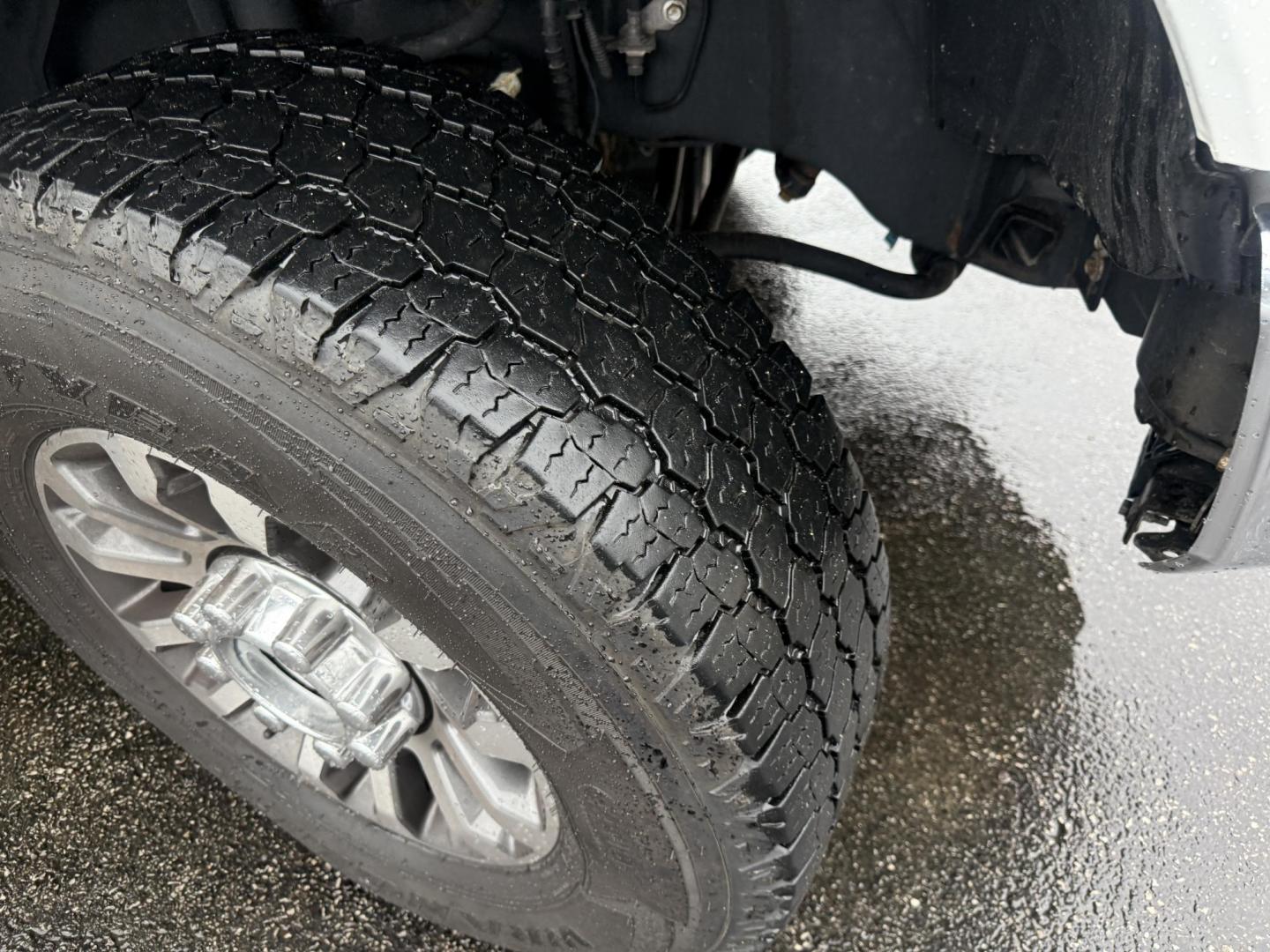 2020 White /Black Ford F-350 SD Lariat Crew Cab 4WD (1FT8W3B68LE) with an 6.2L V8 OHV 16V engine, Automatic transmission, located at 11115 Chardon Rd. , Chardon, OH, 44024, (440) 214-9705, 41.580246, -81.241943 - 2020 Ford F-350 Lariat Crew Cab 4WD – Loaded Heavy-Duty Luxury Truck with Massive Towing & FX4 Off-Road Capability! This 2020 Ford F-350 Lariat Crew Cab 4WD is a top-tier heavy-duty truck that combines premium luxury with serious work capability! Powered by the strong 6.2L V8 engine mated to a sm - Photo#4