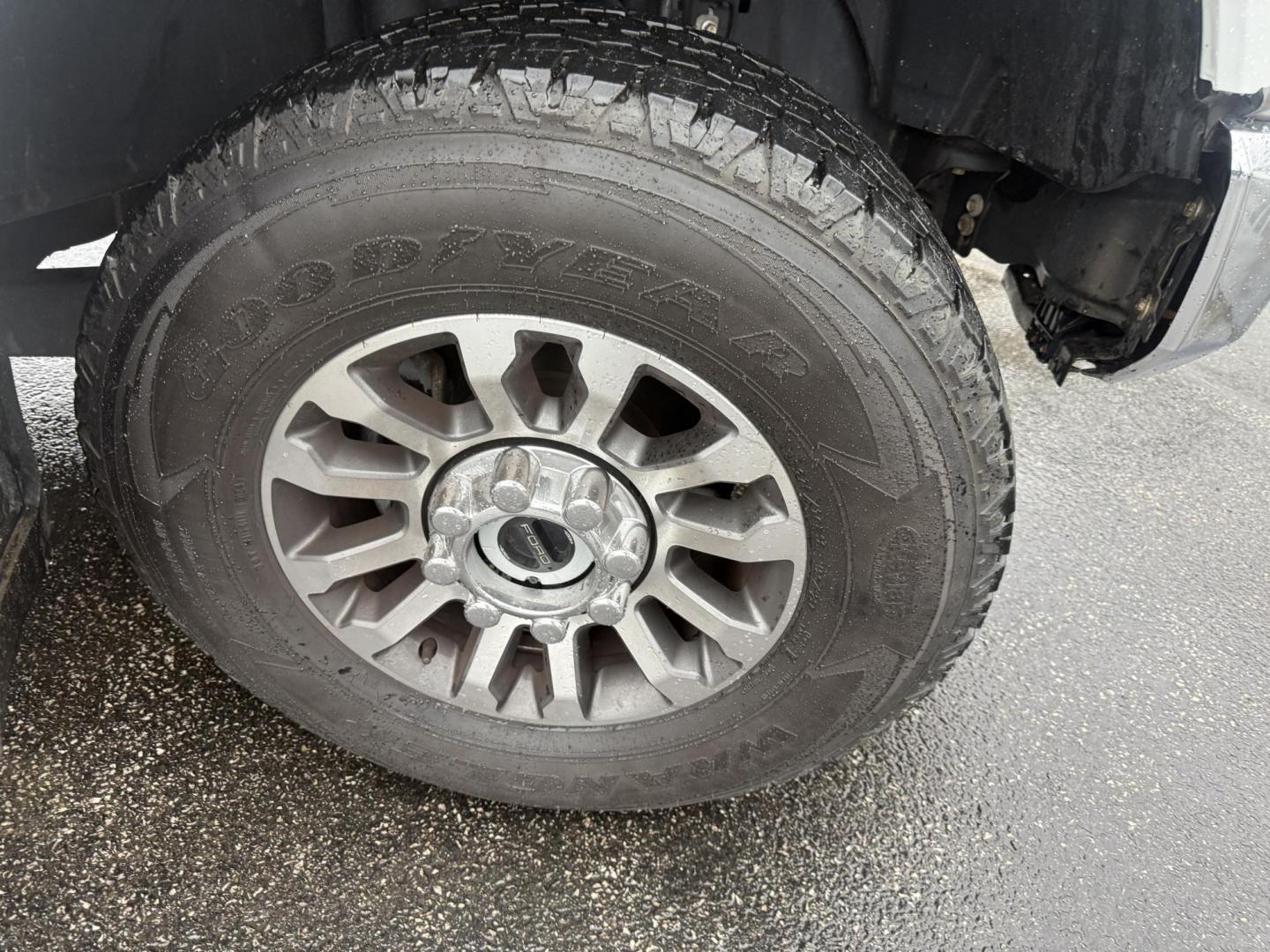 2020 White /Black Ford F-350 SD Lariat Crew Cab 4WD (1FT8W3B68LE) with an 6.2L V8 OHV 16V engine, Automatic transmission, located at 11115 Chardon Rd. , Chardon, OH, 44024, (440) 214-9705, 41.580246, -81.241943 - 2020 Ford F-350 Lariat Crew Cab 4WD – Loaded Heavy-Duty Luxury Truck with Massive Towing & FX4 Off-Road Capability! This 2020 Ford F-350 Lariat Crew Cab 4WD is a top-tier heavy-duty truck that combines premium luxury with serious work capability! Powered by the strong 6.2L V8 engine mated to a sm - Photo#5