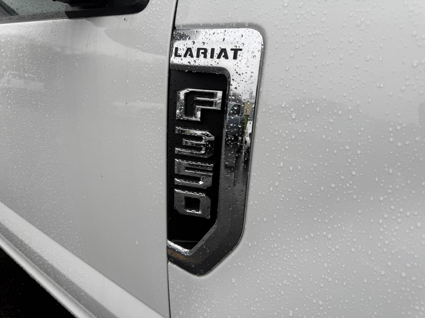 2020 White /Black Ford F-350 SD Lariat Crew Cab 4WD (1FT8W3B68LE) with an 6.2L V8 OHV 16V engine, Automatic transmission, located at 11115 Chardon Rd. , Chardon, OH, 44024, (440) 214-9705, 41.580246, -81.241943 - 2020 Ford F-350 Lariat Crew Cab 4WD – Loaded Heavy-Duty Luxury Truck with Massive Towing & FX4 Off-Road Capability! This 2020 Ford F-350 Lariat Crew Cab 4WD is a top-tier heavy-duty truck that combines premium luxury with serious work capability! Powered by the strong 6.2L V8 engine mated to a sm - Photo#6