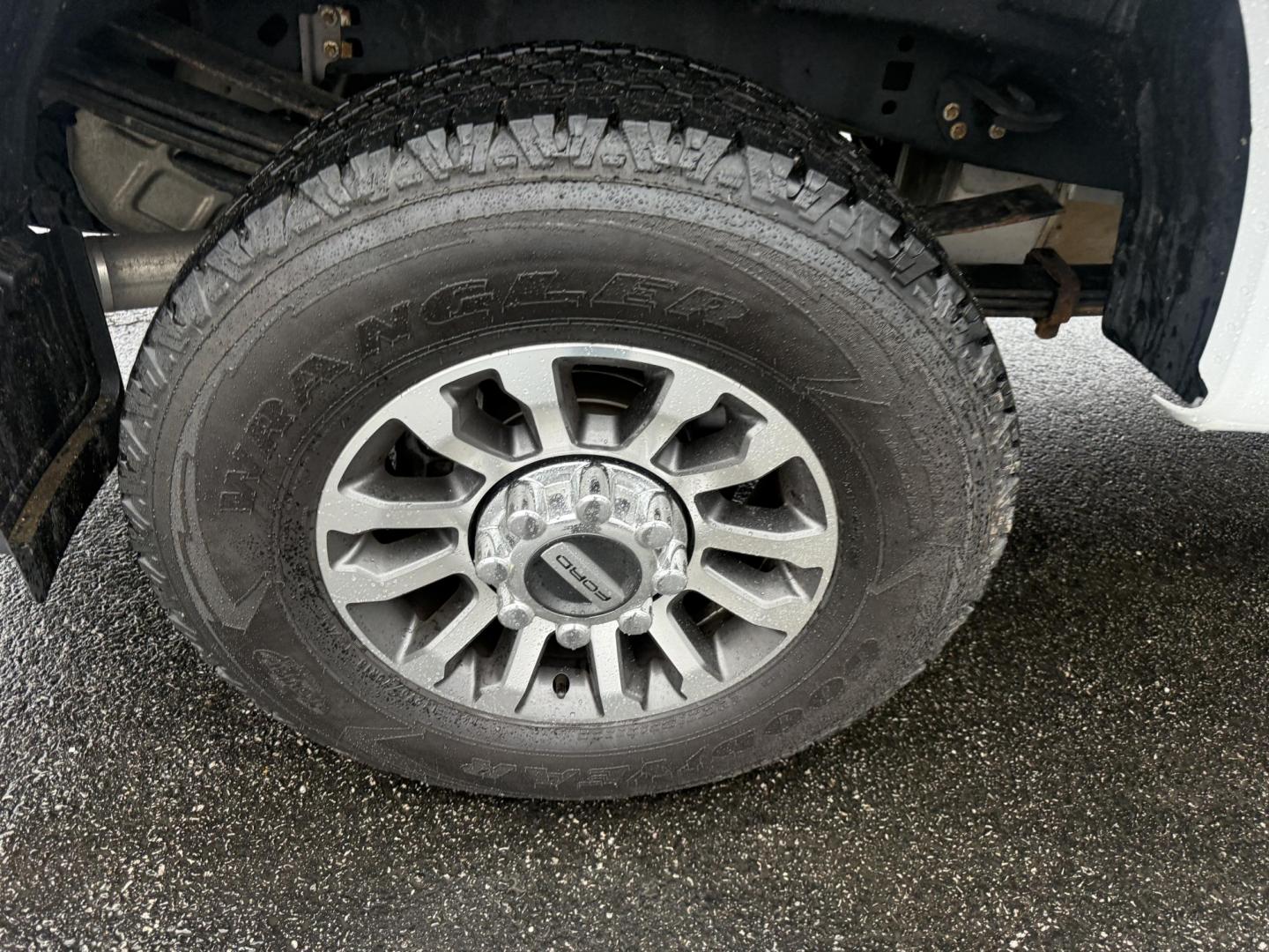 2020 White /Black Ford F-350 SD Lariat Crew Cab 4WD (1FT8W3B68LE) with an 6.2L V8 OHV 16V engine, Automatic transmission, located at 11115 Chardon Rd. , Chardon, OH, 44024, (440) 214-9705, 41.580246, -81.241943 - 2020 Ford F-350 Lariat Crew Cab 4WD – Loaded Heavy-Duty Luxury Truck with Massive Towing & FX4 Off-Road Capability! This 2020 Ford F-350 Lariat Crew Cab 4WD is a top-tier heavy-duty truck that combines premium luxury with serious work capability! Powered by the strong 6.2L V8 engine mated to a sm - Photo#9