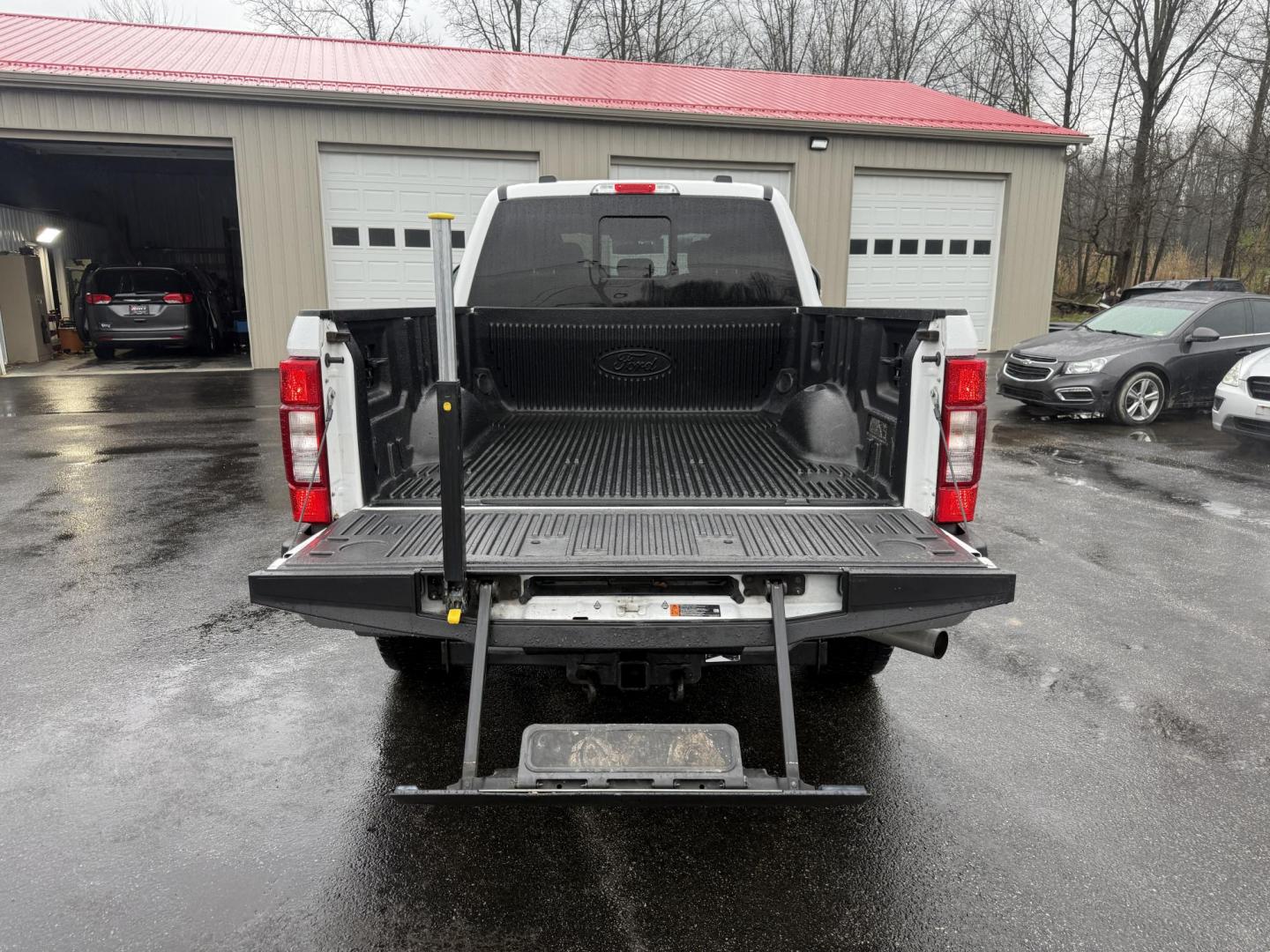 2020 White /Black Ford F-350 SD Lariat Crew Cab 4WD (1FT8W3B68LE) with an 6.2L V8 OHV 16V engine, Automatic transmission, located at 11115 Chardon Rd. , Chardon, OH, 44024, (440) 214-9705, 41.580246, -81.241943 - 2020 Ford F-350 Lariat Crew Cab 4WD – Loaded Heavy-Duty Luxury Truck with Massive Towing & FX4 Off-Road Capability! This 2020 Ford F-350 Lariat Crew Cab 4WD is a top-tier heavy-duty truck that combines premium luxury with serious work capability! Powered by the strong 6.2L V8 engine mated to a sm - Photo#12