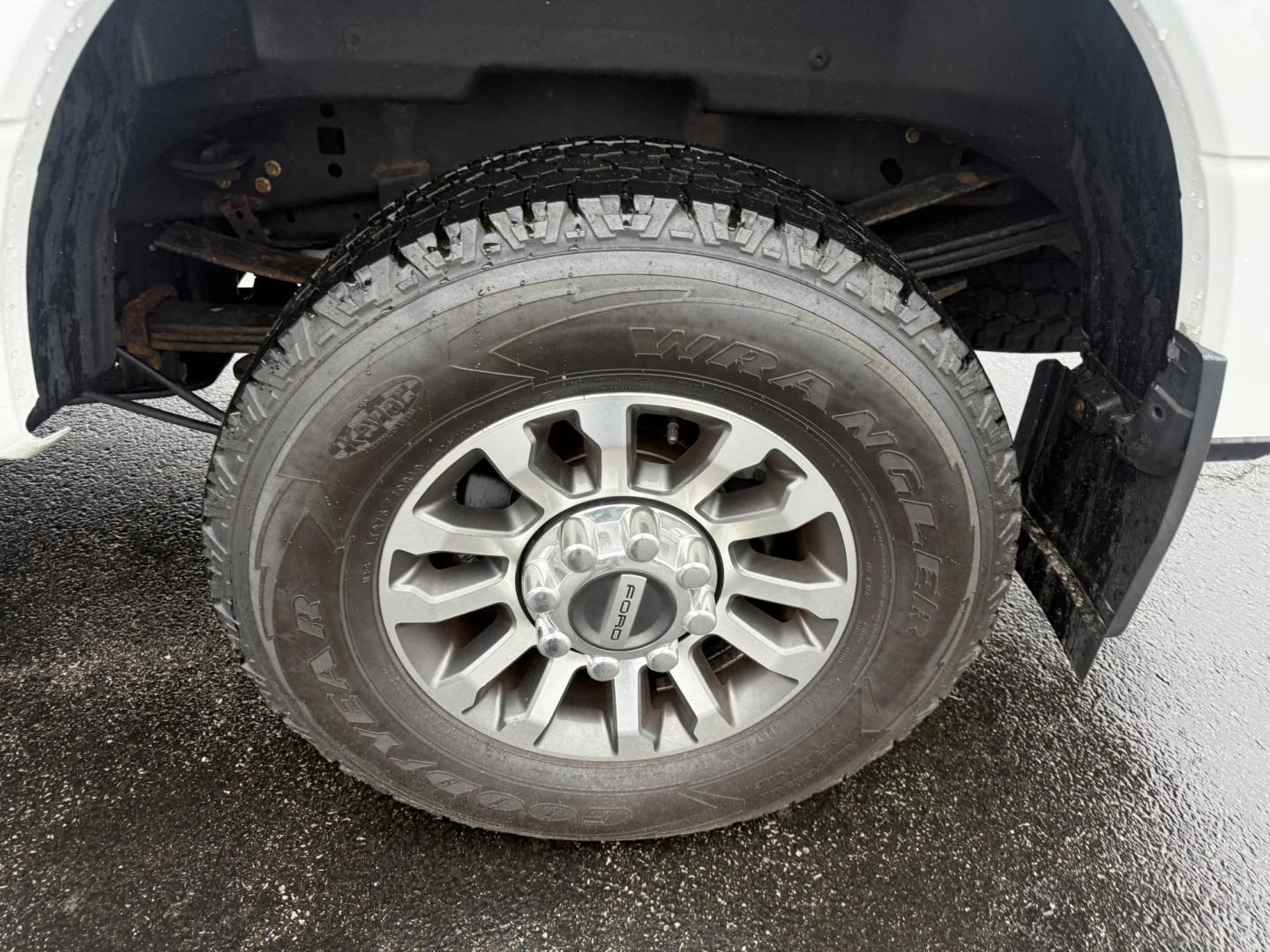 2020 White /Black Ford F-350 SD Lariat Crew Cab 4WD (1FT8W3B68LE) with an 6.2L V8 OHV 16V engine, Automatic transmission, located at 11115 Chardon Rd. , Chardon, OH, 44024, (440) 214-9705, 41.580246, -81.241943 - 2020 Ford F-350 Lariat Crew Cab 4WD – Loaded Heavy-Duty Luxury Truck with Massive Towing & FX4 Off-Road Capability! This 2020 Ford F-350 Lariat Crew Cab 4WD is a top-tier heavy-duty truck that combines premium luxury with serious work capability! Powered by the strong 6.2L V8 engine mated to a sm - Photo#15