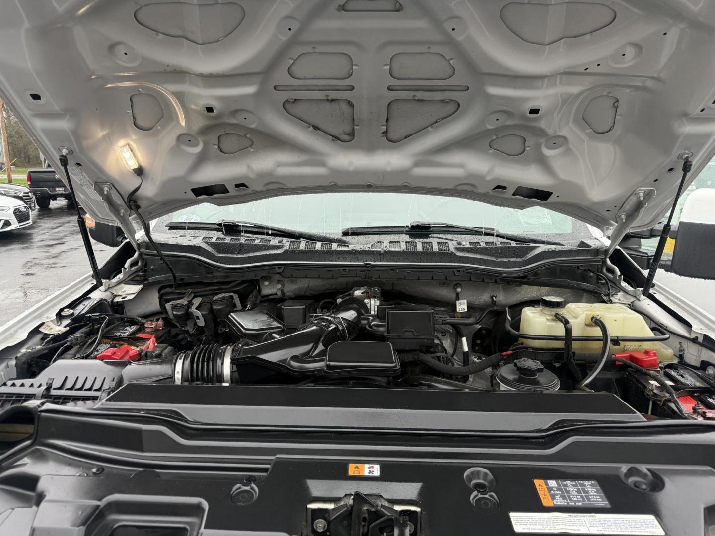 2020 White /Black Ford F-350 SD Lariat Crew Cab 4WD (1FT8W3B68LE) with an 6.2L V8 OHV 16V engine, Automatic transmission, located at 11115 Chardon Rd. , Chardon, OH, 44024, (440) 214-9705, 41.580246, -81.241943 - 2020 Ford F-350 Lariat Crew Cab 4WD – Loaded Heavy-Duty Luxury Truck with Massive Towing & FX4 Off-Road Capability! This 2020 Ford F-350 Lariat Crew Cab 4WD is a top-tier heavy-duty truck that combines premium luxury with serious work capability! Powered by the strong 6.2L V8 engine mated to a sm - Photo#18