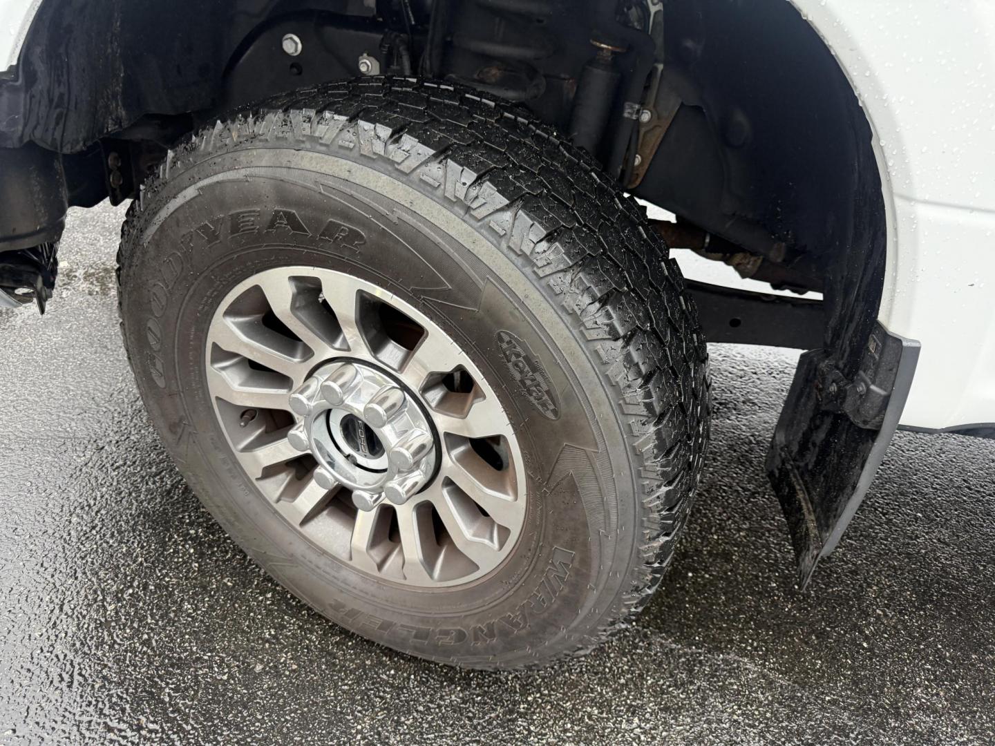 2020 White /Black Ford F-350 SD Lariat Crew Cab 4WD (1FT8W3B68LE) with an 6.2L V8 OHV 16V engine, Automatic transmission, located at 11115 Chardon Rd. , Chardon, OH, 44024, (440) 214-9705, 41.580246, -81.241943 - 2020 Ford F-350 Lariat Crew Cab 4WD – Loaded Heavy-Duty Luxury Truck with Massive Towing & FX4 Off-Road Capability! This 2020 Ford F-350 Lariat Crew Cab 4WD is a top-tier heavy-duty truck that combines premium luxury with serious work capability! Powered by the strong 6.2L V8 engine mated to a sm - Photo#17