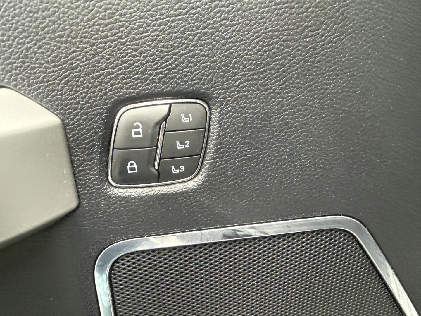 2020 White /Black Ford F-350 SD Lariat Crew Cab 4WD (1FT8W3B68LE) with an 6.2L V8 OHV 16V engine, Automatic transmission, located at 11115 Chardon Rd. , Chardon, OH, 44024, (440) 214-9705, 41.580246, -81.241943 - 2020 Ford F-350 Lariat Crew Cab 4WD – Loaded Heavy-Duty Luxury Truck with Massive Towing & FX4 Off-Road Capability! This 2020 Ford F-350 Lariat Crew Cab 4WD is a top-tier heavy-duty truck that combines premium luxury with serious work capability! Powered by the strong 6.2L V8 engine mated to a sm - Photo#22