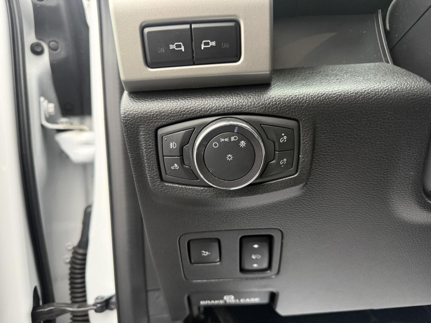 2020 White /Black Ford F-350 SD Lariat Crew Cab 4WD (1FT8W3B68LE) with an 6.2L V8 OHV 16V engine, Automatic transmission, located at 11115 Chardon Rd. , Chardon, OH, 44024, (440) 214-9705, 41.580246, -81.241943 - 2020 Ford F-350 Lariat Crew Cab 4WD – Loaded Heavy-Duty Luxury Truck with Massive Towing & FX4 Off-Road Capability! This 2020 Ford F-350 Lariat Crew Cab 4WD is a top-tier heavy-duty truck that combines premium luxury with serious work capability! Powered by the strong 6.2L V8 engine mated to a sm - Photo#23