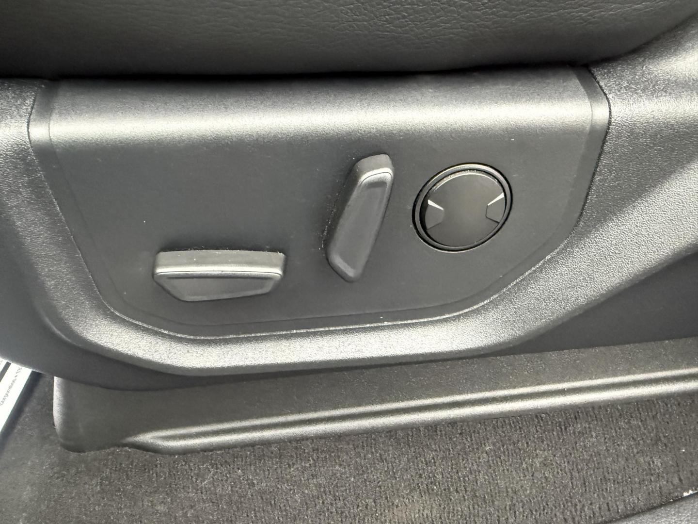 2020 White /Black Ford F-350 SD Lariat Crew Cab 4WD (1FT8W3B68LE) with an 6.2L V8 OHV 16V engine, Automatic transmission, located at 11115 Chardon Rd. , Chardon, OH, 44024, (440) 214-9705, 41.580246, -81.241943 - 2020 Ford F-350 Lariat Crew Cab 4WD – Loaded Heavy-Duty Luxury Truck with Massive Towing & FX4 Off-Road Capability! This 2020 Ford F-350 Lariat Crew Cab 4WD is a top-tier heavy-duty truck that combines premium luxury with serious work capability! Powered by the strong 6.2L V8 engine mated to a sm - Photo#24