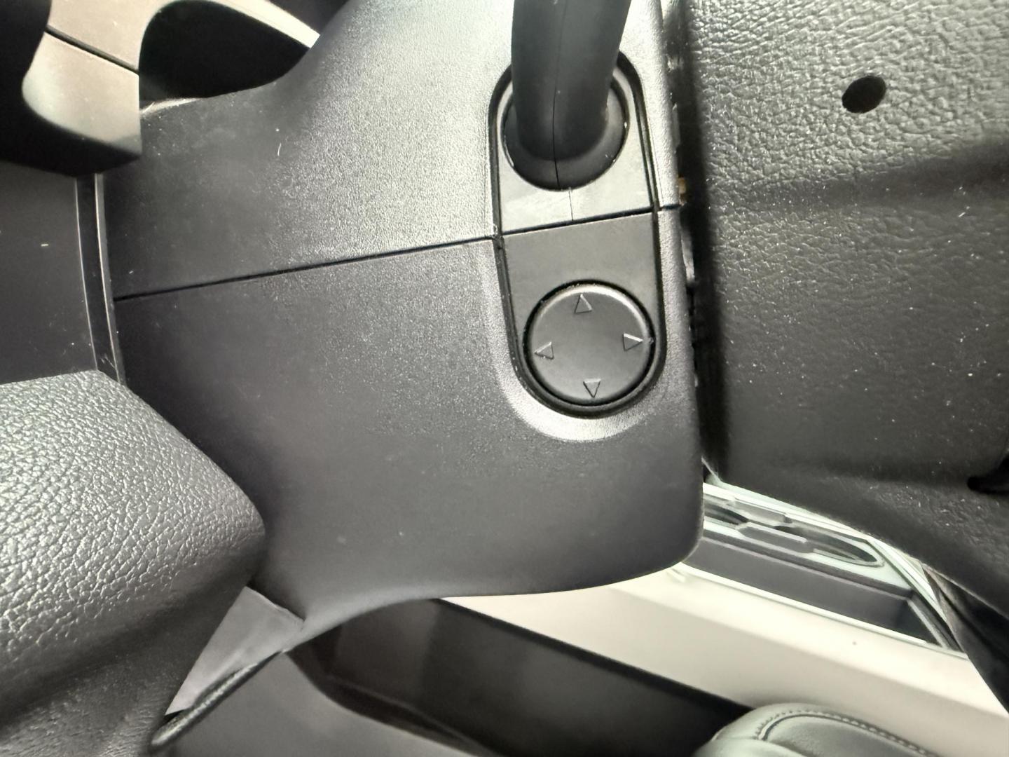 2020 White /Black Ford F-350 SD Lariat Crew Cab 4WD (1FT8W3B68LE) with an 6.2L V8 OHV 16V engine, Automatic transmission, located at 11115 Chardon Rd. , Chardon, OH, 44024, (440) 214-9705, 41.580246, -81.241943 - 2020 Ford F-350 Lariat Crew Cab 4WD – Loaded Heavy-Duty Luxury Truck with Massive Towing & FX4 Off-Road Capability! This 2020 Ford F-350 Lariat Crew Cab 4WD is a top-tier heavy-duty truck that combines premium luxury with serious work capability! Powered by the strong 6.2L V8 engine mated to a sm - Photo#25