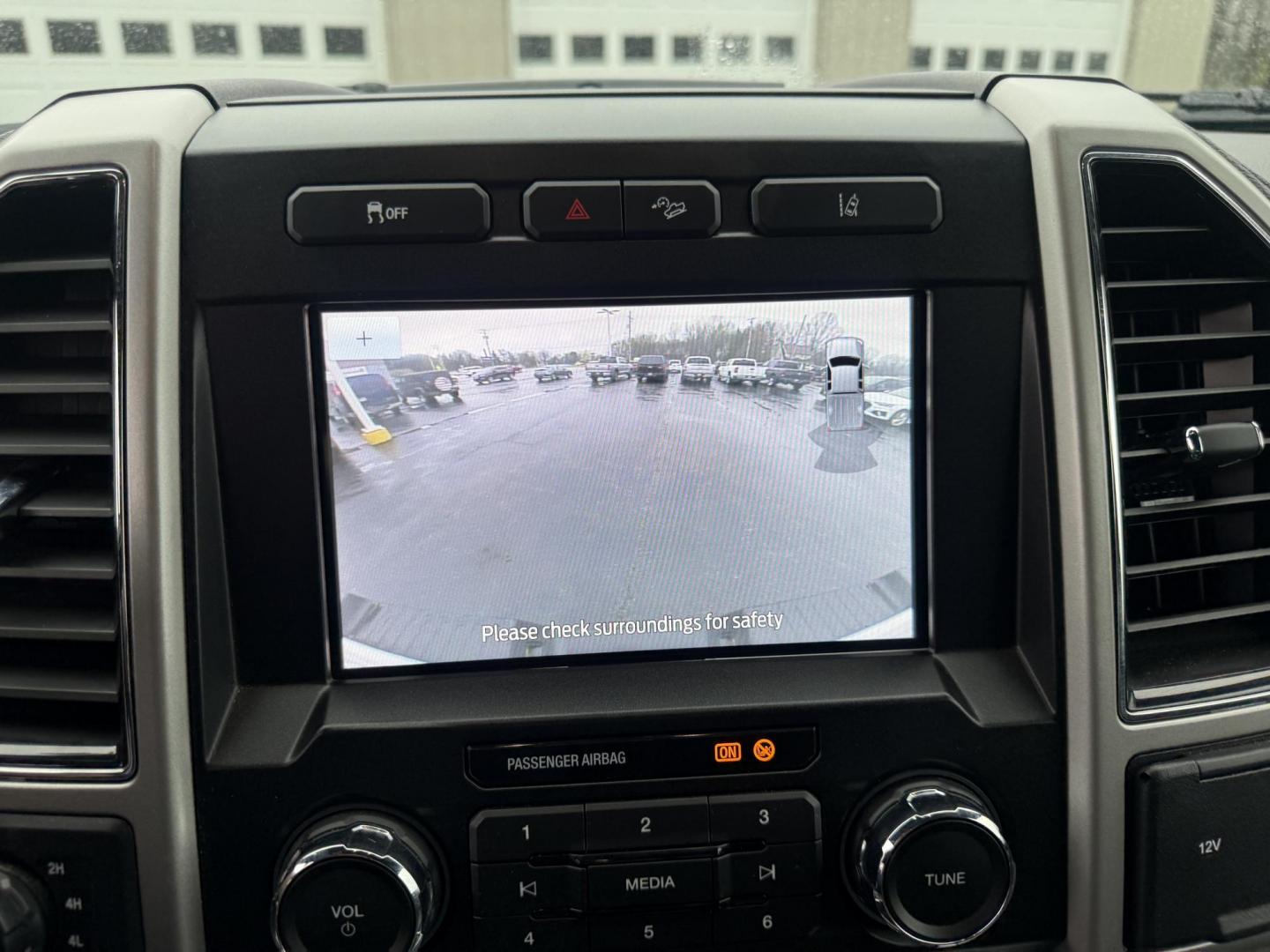 2020 White /Black Ford F-350 SD Lariat Crew Cab 4WD (1FT8W3B68LE) with an 6.2L V8 OHV 16V engine, Automatic transmission, located at 11115 Chardon Rd. , Chardon, OH, 44024, (440) 214-9705, 41.580246, -81.241943 - 2020 Ford F-350 Lariat Crew Cab 4WD – Loaded Heavy-Duty Luxury Truck with Massive Towing & FX4 Off-Road Capability! This 2020 Ford F-350 Lariat Crew Cab 4WD is a top-tier heavy-duty truck that combines premium luxury with serious work capability! Powered by the strong 6.2L V8 engine mated to a sm - Photo#32