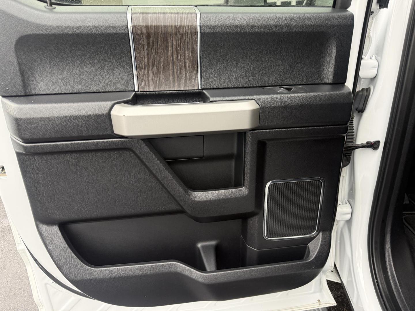 2020 White /Black Ford F-350 SD Lariat Crew Cab 4WD (1FT8W3B68LE) with an 6.2L V8 OHV 16V engine, Automatic transmission, located at 11115 Chardon Rd. , Chardon, OH, 44024, (440) 214-9705, 41.580246, -81.241943 - 2020 Ford F-350 Lariat Crew Cab 4WD – Loaded Heavy-Duty Luxury Truck with Massive Towing & FX4 Off-Road Capability! This 2020 Ford F-350 Lariat Crew Cab 4WD is a top-tier heavy-duty truck that combines premium luxury with serious work capability! Powered by the strong 6.2L V8 engine mated to a sm - Photo#39