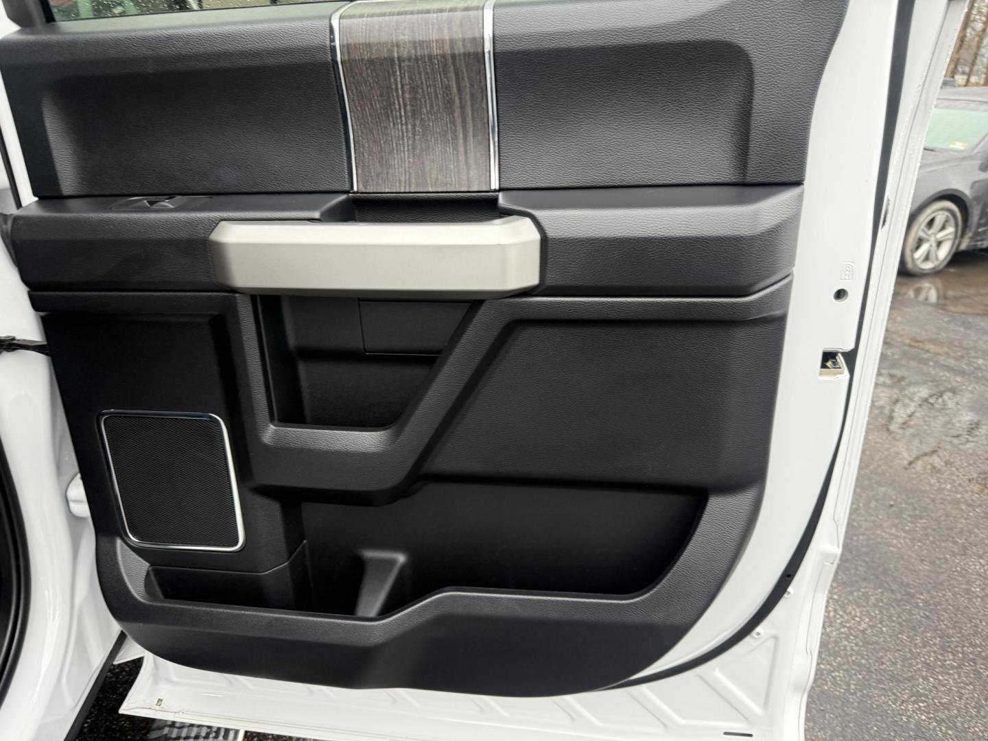 2020 White /Black Ford F-350 SD Lariat Crew Cab 4WD (1FT8W3B68LE) with an 6.2L V8 OHV 16V engine, Automatic transmission, located at 11115 Chardon Rd. , Chardon, OH, 44024, (440) 214-9705, 41.580246, -81.241943 - 2020 Ford F-350 Lariat Crew Cab 4WD – Loaded Heavy-Duty Luxury Truck with Massive Towing & FX4 Off-Road Capability! This 2020 Ford F-350 Lariat Crew Cab 4WD is a top-tier heavy-duty truck that combines premium luxury with serious work capability! Powered by the strong 6.2L V8 engine mated to a sm - Photo#43