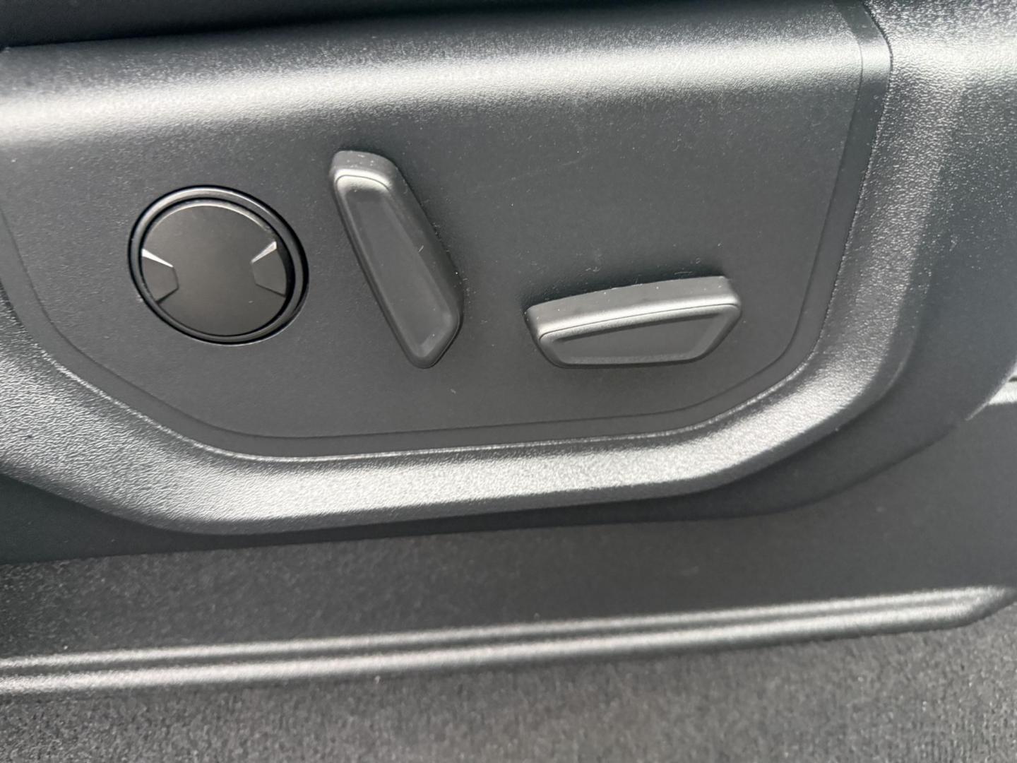 2020 White /Black Ford F-350 SD Lariat Crew Cab 4WD (1FT8W3B68LE) with an 6.2L V8 OHV 16V engine, Automatic transmission, located at 11115 Chardon Rd. , Chardon, OH, 44024, (440) 214-9705, 41.580246, -81.241943 - 2020 Ford F-350 Lariat Crew Cab 4WD – Loaded Heavy-Duty Luxury Truck with Massive Towing & FX4 Off-Road Capability! This 2020 Ford F-350 Lariat Crew Cab 4WD is a top-tier heavy-duty truck that combines premium luxury with serious work capability! Powered by the strong 6.2L V8 engine mated to a sm - Photo#45