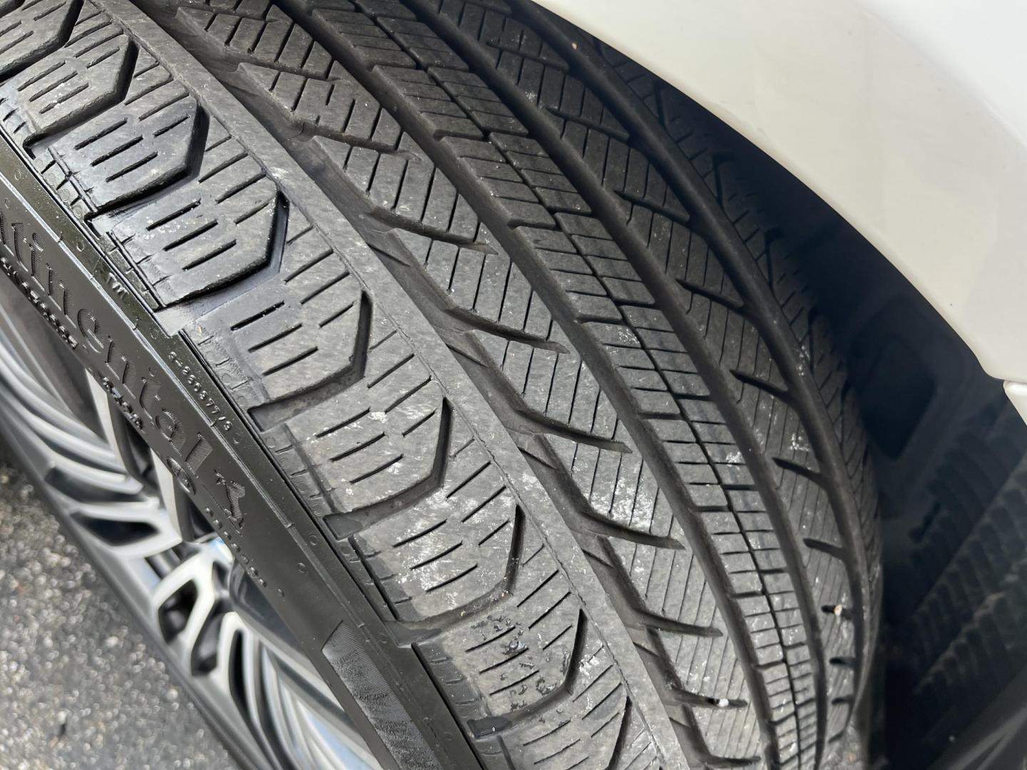 2018 White /Gray BMW 5-Series 540i xDrive (WBAJE7C56JW) with an 3.0L I6 DOHC 24V Turbo engine, Automatic transmission, located at 547 E. Main St., Orwell, OH, 44076, (440) 437-5893, 41.535435, -80.847855 - 2018 BMW 540i xDrive – Sporty Luxury Sedan with Turbo Power and Loaded M Sport Package! This outstanding 2018 BMW 540i xDrive is the perfect blend of thrilling performance, all-weather confidence, and premium luxury! Powered by a silky-smooth 3.0L Turbocharged inline-6 engine paired with an ultra - Photo#3