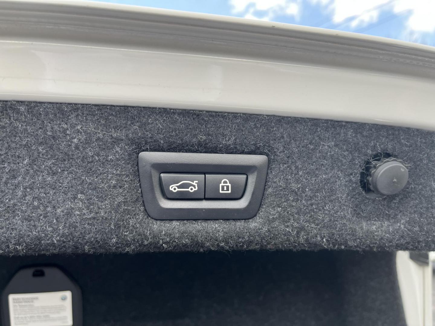 2018 White /Gray BMW 5-Series 540i xDrive (WBAJE7C56JW) with an 3.0L I6 DOHC 24V Turbo engine, Automatic transmission, located at 547 E. Main St., Orwell, OH, 44076, (440) 437-5893, 41.535435, -80.847855 - 2018 BMW 540i xDrive – Sporty Luxury Sedan with Turbo Power and Loaded M Sport Package! This outstanding 2018 BMW 540i xDrive is the perfect blend of thrilling performance, all-weather confidence, and premium luxury! Powered by a silky-smooth 3.0L Turbocharged inline-6 engine paired with an ultra - Photo#15