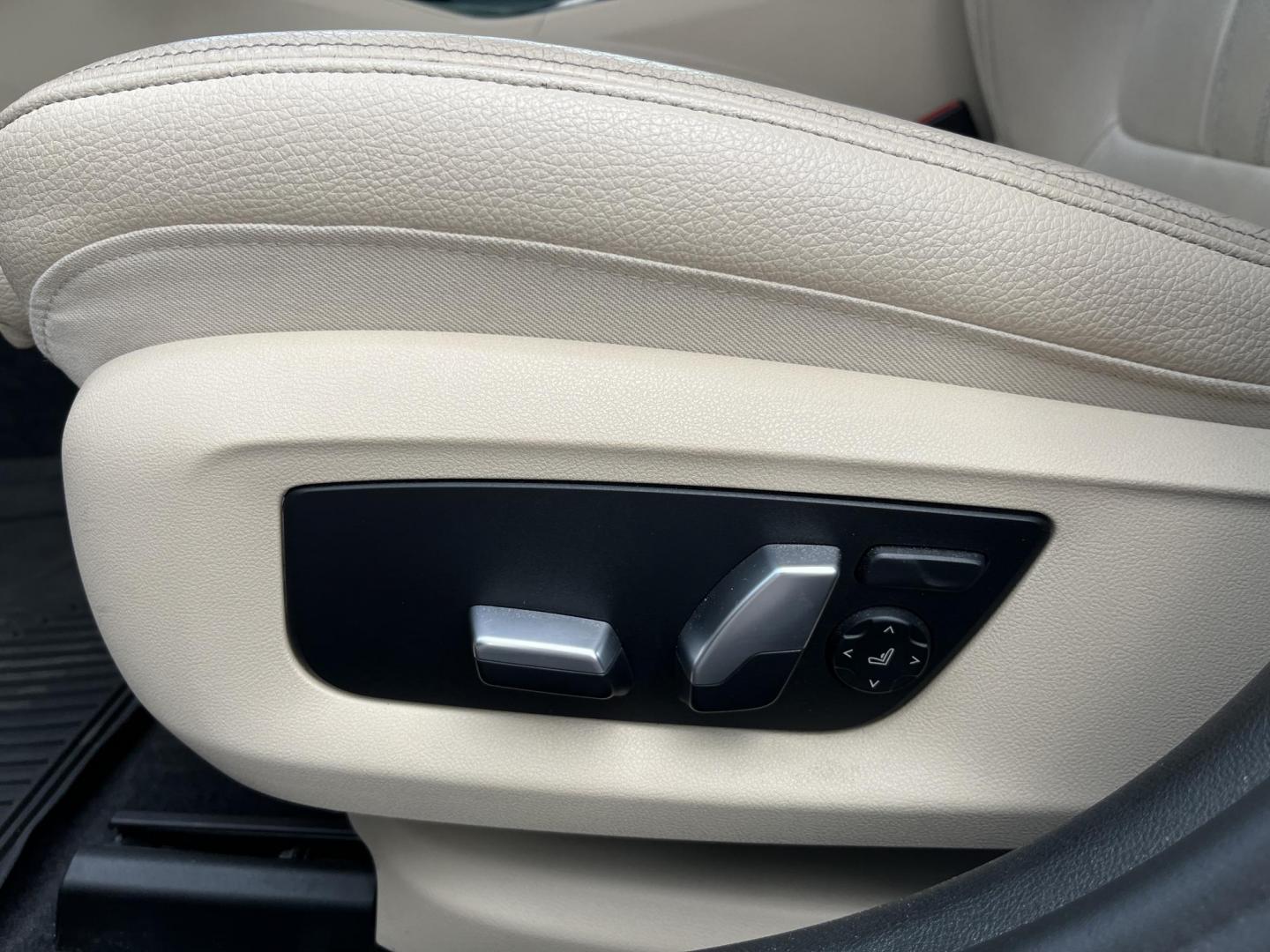 2018 White /Gray BMW 5-Series 540i xDrive (WBAJE7C56JW) with an 3.0L I6 DOHC 24V Turbo engine, Automatic transmission, located at 547 E. Main St., Orwell, OH, 44076, (440) 437-5893, 41.535435, -80.847855 - 2018 BMW 540i xDrive – Sporty Luxury Sedan with Turbo Power and Loaded M Sport Package! This outstanding 2018 BMW 540i xDrive is the perfect blend of thrilling performance, all-weather confidence, and premium luxury! Powered by a silky-smooth 3.0L Turbocharged inline-6 engine paired with an ultra - Photo#19