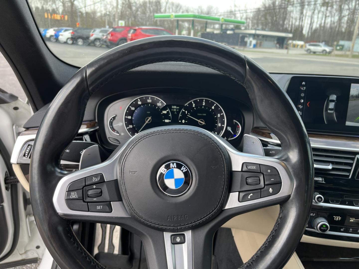 2018 White /Gray BMW 5-Series 540i xDrive (WBAJE7C56JW) with an 3.0L I6 DOHC 24V Turbo engine, Automatic transmission, located at 547 E. Main St., Orwell, OH, 44076, (440) 437-5893, 41.535435, -80.847855 - 2018 BMW 540i xDrive – Sporty Luxury Sedan with Turbo Power and Loaded M Sport Package! This outstanding 2018 BMW 540i xDrive is the perfect blend of thrilling performance, all-weather confidence, and premium luxury! Powered by a silky-smooth 3.0L Turbocharged inline-6 engine paired with an ultra - Photo#20