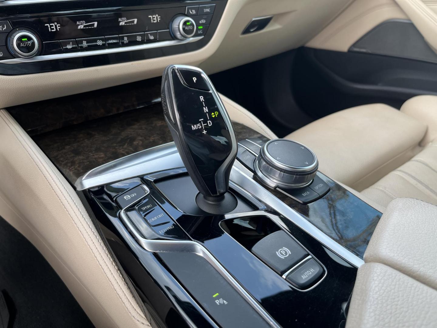 2018 White /Gray BMW 5-Series 540i xDrive (WBAJE7C56JW) with an 3.0L I6 DOHC 24V Turbo engine, Automatic transmission, located at 547 E. Main St., Orwell, OH, 44076, (440) 437-5893, 41.535435, -80.847855 - 2018 BMW 540i xDrive – Sporty Luxury Sedan with Turbo Power and Loaded M Sport Package! This outstanding 2018 BMW 540i xDrive is the perfect blend of thrilling performance, all-weather confidence, and premium luxury! Powered by a silky-smooth 3.0L Turbocharged inline-6 engine paired with an ultra - Photo#28