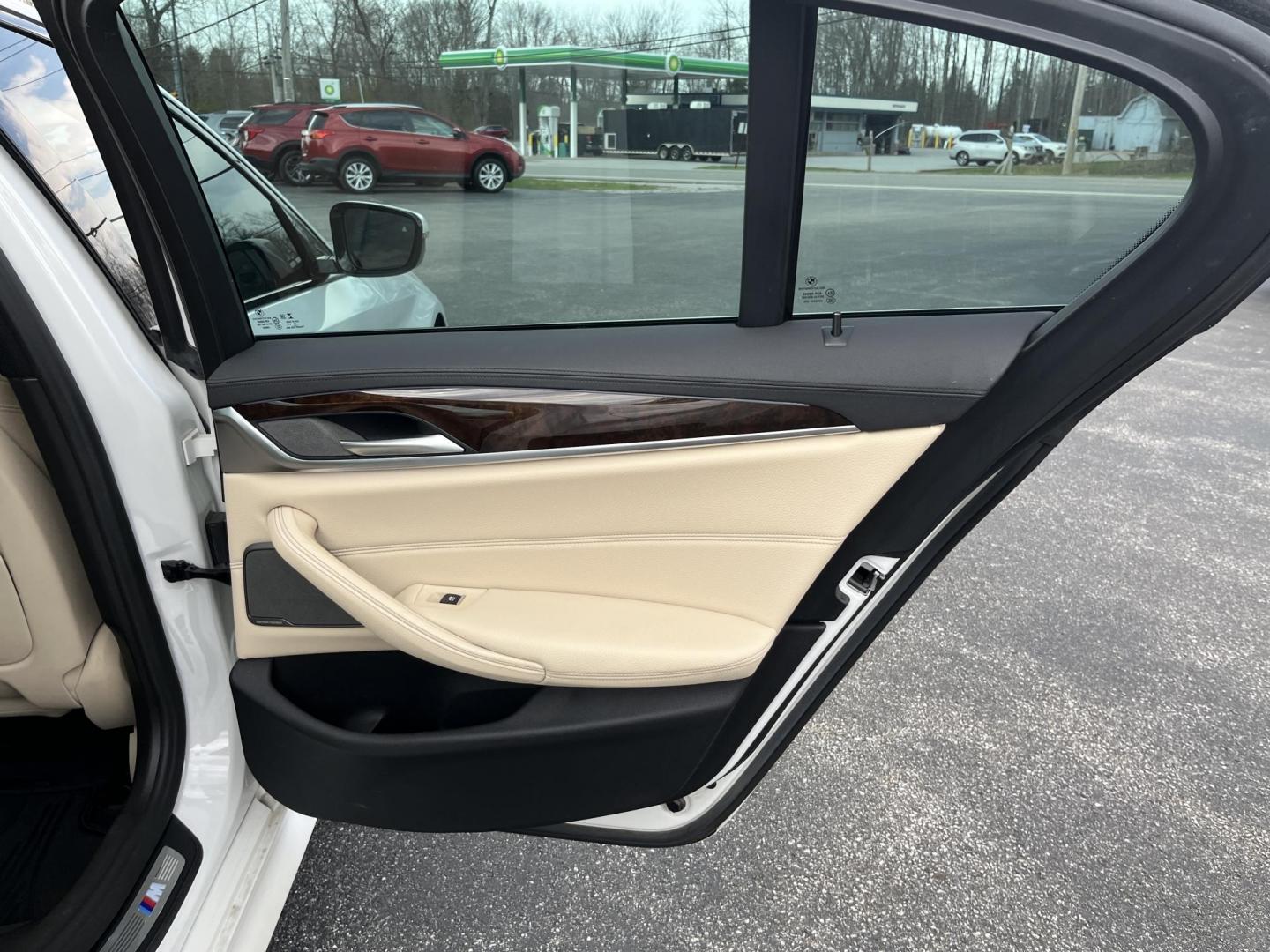 2018 White /Gray BMW 5-Series 540i xDrive (WBAJE7C56JW) with an 3.0L I6 DOHC 24V Turbo engine, Automatic transmission, located at 547 E. Main St., Orwell, OH, 44076, (440) 437-5893, 41.535435, -80.847855 - 2018 BMW 540i xDrive – Sporty Luxury Sedan with Turbo Power and Loaded M Sport Package! This outstanding 2018 BMW 540i xDrive is the perfect blend of thrilling performance, all-weather confidence, and premium luxury! Powered by a silky-smooth 3.0L Turbocharged inline-6 engine paired with an ultra - Photo#33