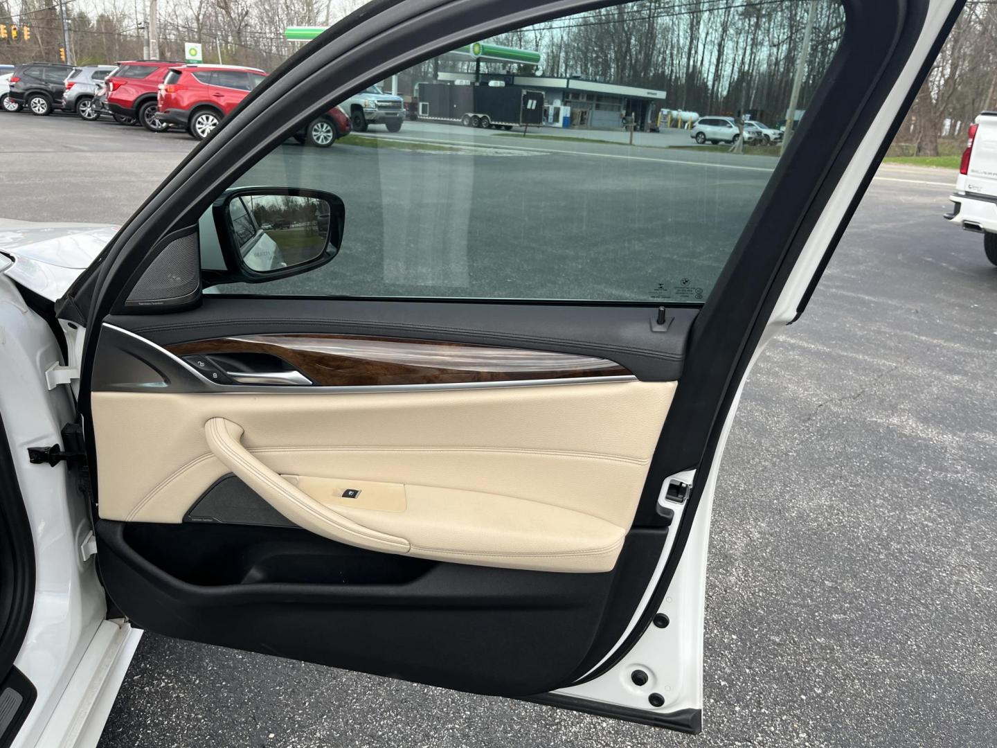 2018 White /Gray BMW 5-Series 540i xDrive (WBAJE7C56JW) with an 3.0L I6 DOHC 24V Turbo engine, Automatic transmission, located at 547 E. Main St., Orwell, OH, 44076, (440) 437-5893, 41.535435, -80.847855 - 2018 BMW 540i xDrive – Sporty Luxury Sedan with Turbo Power and Loaded M Sport Package! This outstanding 2018 BMW 540i xDrive is the perfect blend of thrilling performance, all-weather confidence, and premium luxury! Powered by a silky-smooth 3.0L Turbocharged inline-6 engine paired with an ultra - Photo#35