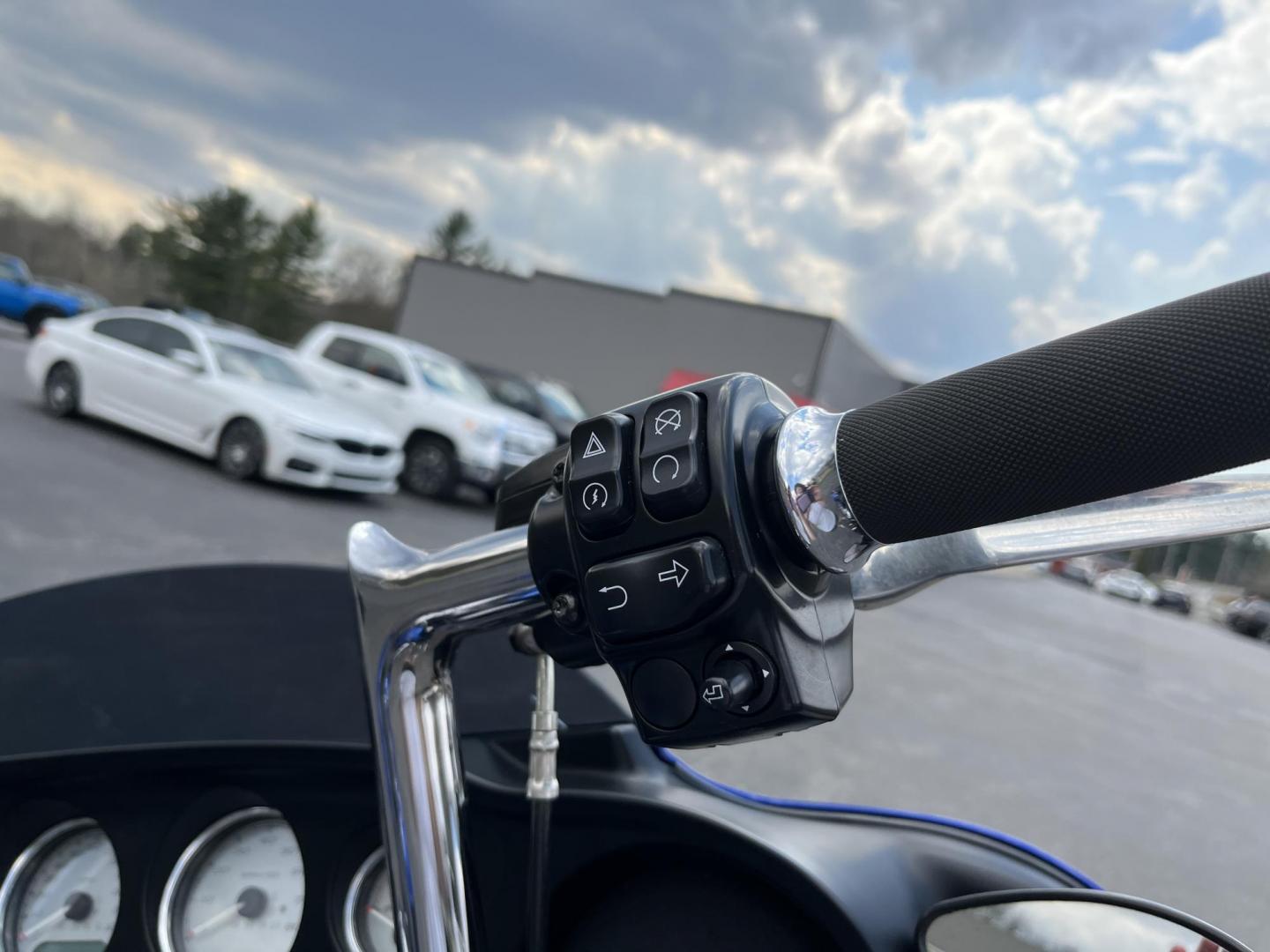 2019 Blue /Black Harley-Davidson Unknown - (1HD1KBC1XKB) with an 107 Cubic Inch V-Twin engine, 6 Speed Manual transmission, located at 11115 Chardon Rd. , Chardon, OH, 44024, (440) 214-9705, 41.580246, -81.241943 - 2019 Harley-Davidson Street Glide – Classic Bagger with Milwaukee-Eight Power and Loaded Touring Features! This 2019 Harley-Davidson Street Glide is a stunning touring motorcycle ready to eat up the miles in comfort and style! Powered by the smooth and torquey 107 cubic inch Milwaukee-Eight V-Twi- Photo#11