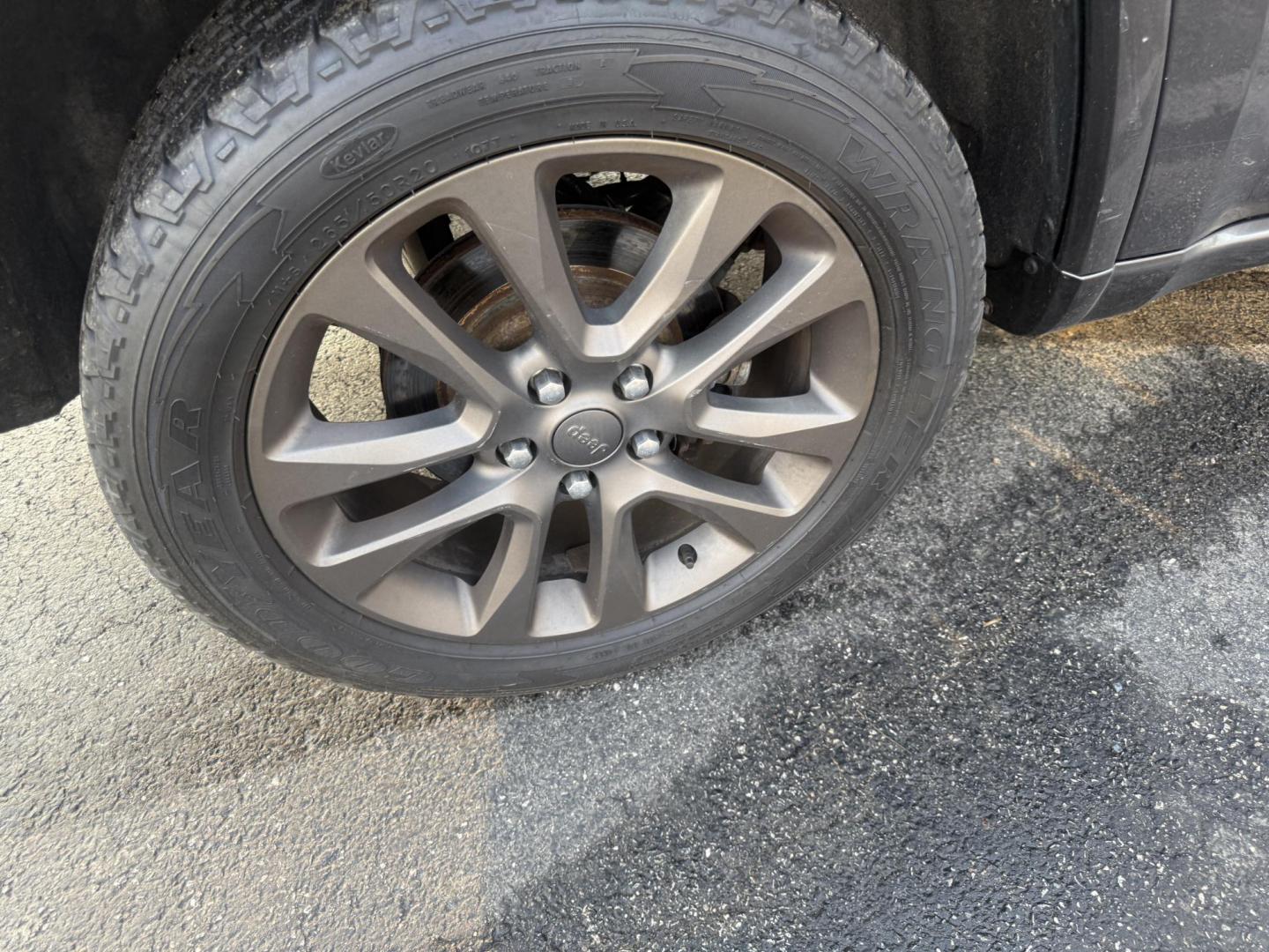 2017 Gray /Black Jeep Grand Cherokee Limited 4WD (1C4RJFBG0HC) with an 3.6L V6 DOHC 24V engine, Automatic transmission, located at 547 E. Main St., Orwell, OH, 44076, (440) 437-5893, 41.535435, -80.847855 - 2017 Jeep Grand Cherokee Limited 4WD 75th Anniversary Edition – Premium, Loaded, and Ready for Any Adventure! This special 2017 Jeep Grand Cherokee Limited 4WD 75th Anniversary Edition is a standout example of Jeep luxury and capability! Powered by the smooth 3.6L Pentastar V6 engine paired with - Photo#6