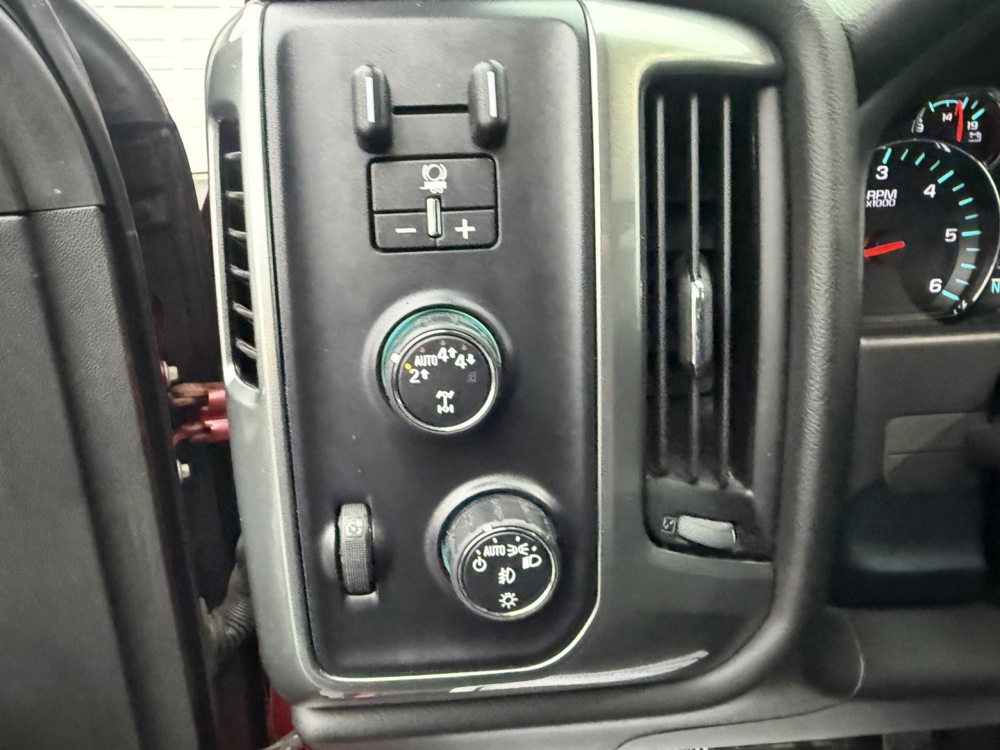 2018 Red /Black Chevrolet Silverado 1500 LT Double Cab 4WD (1GCVKREC9JZ) with an 5.3L V8 OHV 16V engine, Automatic transmission, located at 547 E. Main St., Orwell, OH, 44076, (440) 437-5893, 41.535435, -80.847855 - 2018 Chevrolet Silverado 1500 LT Double Cab 4WD – Strong V8 Power, Leather Comfort, and Serious Towing Capability! This 2018 Chevrolet Silverado 1500 LT Double Cab 4WD is a well-equipped midsize truck that’s ready for work, towing, or weekend adventures! Powered by the reliable 5.3L EcoTec3 V8 - Photo#20