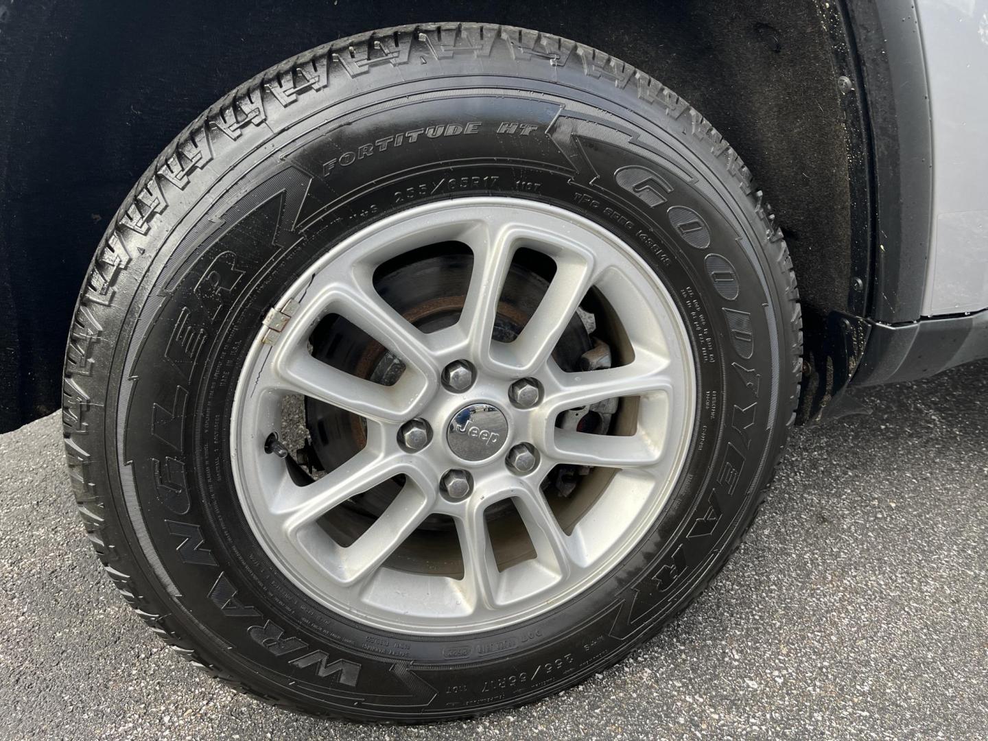 2018 Silver /Black Jeep Grand Cherokee Laredo 4WD (1C4RJFAG9JC) with an 3.6L V6 DOHC 24V engine, Automatic transmission, located at 11115 Chardon Rd. , Chardon, OH, 44024, (440) 214-9705, 41.580246, -81.241943 - 2018 Jeep Grand Cherokee Laredo E 4WD – Clean, Capable, and Well-Equipped! This 2018 Jeep Grand Cherokee Laredo E 4WD is a sharp, versatile midsize SUV that offers great value with solid capability and modern features. Powered by the smooth 3.6L Pentastar V6 engine paired with an 8-speed automati - Photo#6