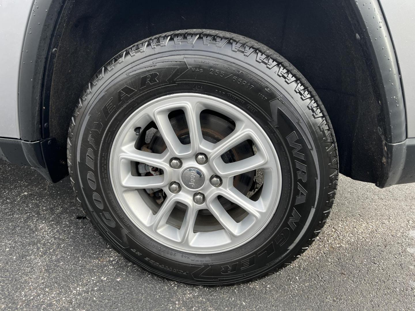 2018 Silver /Black Jeep Grand Cherokee Laredo 4WD (1C4RJFAG9JC) with an 3.6L V6 DOHC 24V engine, Automatic transmission, located at 11115 Chardon Rd. , Chardon, OH, 44024, (440) 214-9705, 41.580246, -81.241943 - 2018 Jeep Grand Cherokee Laredo E 4WD – Clean, Capable, and Well-Equipped! This 2018 Jeep Grand Cherokee Laredo E 4WD is a sharp, versatile midsize SUV that offers great value with solid capability and modern features. Powered by the smooth 3.6L Pentastar V6 engine paired with an 8-speed automati - Photo#10
