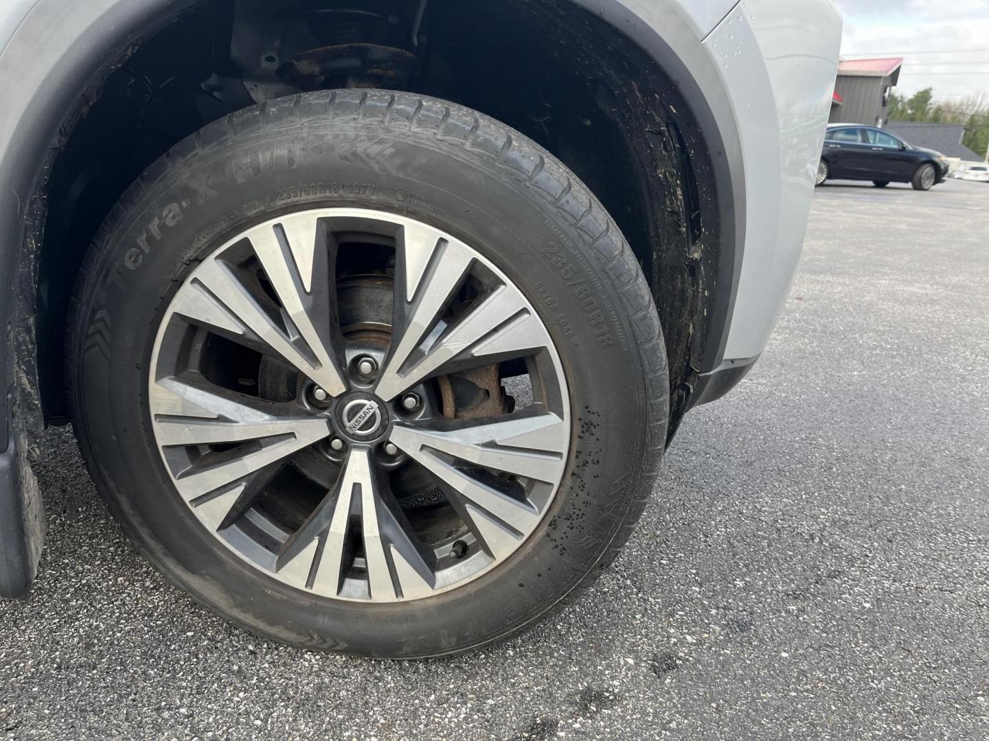 2021 Silver /Black Nissan Rogue SV AWD (5N1AT3BB7MC) with an 2.5L I4 DOHC 16V engine, Automatic transmission, located at 11115 Chardon Rd. , Chardon, OH, 44024, (440) 214-9705, 41.580246, -81.241943 - 2021 Nissan Rogue SV AWD – Efficient, Comfortable, and Loaded with Modern Safety Tech! This clean 2021 Nissan Rogue SV AWD is the perfect family crossover that’s easy to drive, great on gas, and packed with helpful features! Powered by a reliable 2.5L I4 engine paired with a smooth CVT transmis - Photo#4