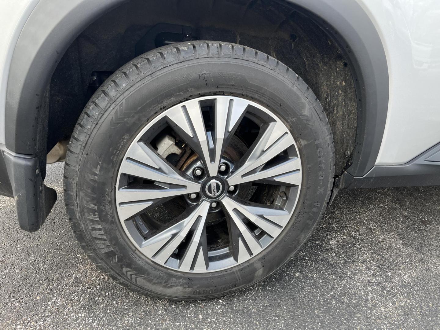 2021 Silver /Black Nissan Rogue SV AWD (5N1AT3BB7MC) with an 2.5L I4 DOHC 16V engine, Automatic transmission, located at 11115 Chardon Rd. , Chardon, OH, 44024, (440) 214-9705, 41.580246, -81.241943 - 2021 Nissan Rogue SV AWD – Efficient, Comfortable, and Loaded with Modern Safety Tech! This clean 2021 Nissan Rogue SV AWD is the perfect family crossover that’s easy to drive, great on gas, and packed with helpful features! Powered by a reliable 2.5L I4 engine paired with a smooth CVT transmis - Photo#7