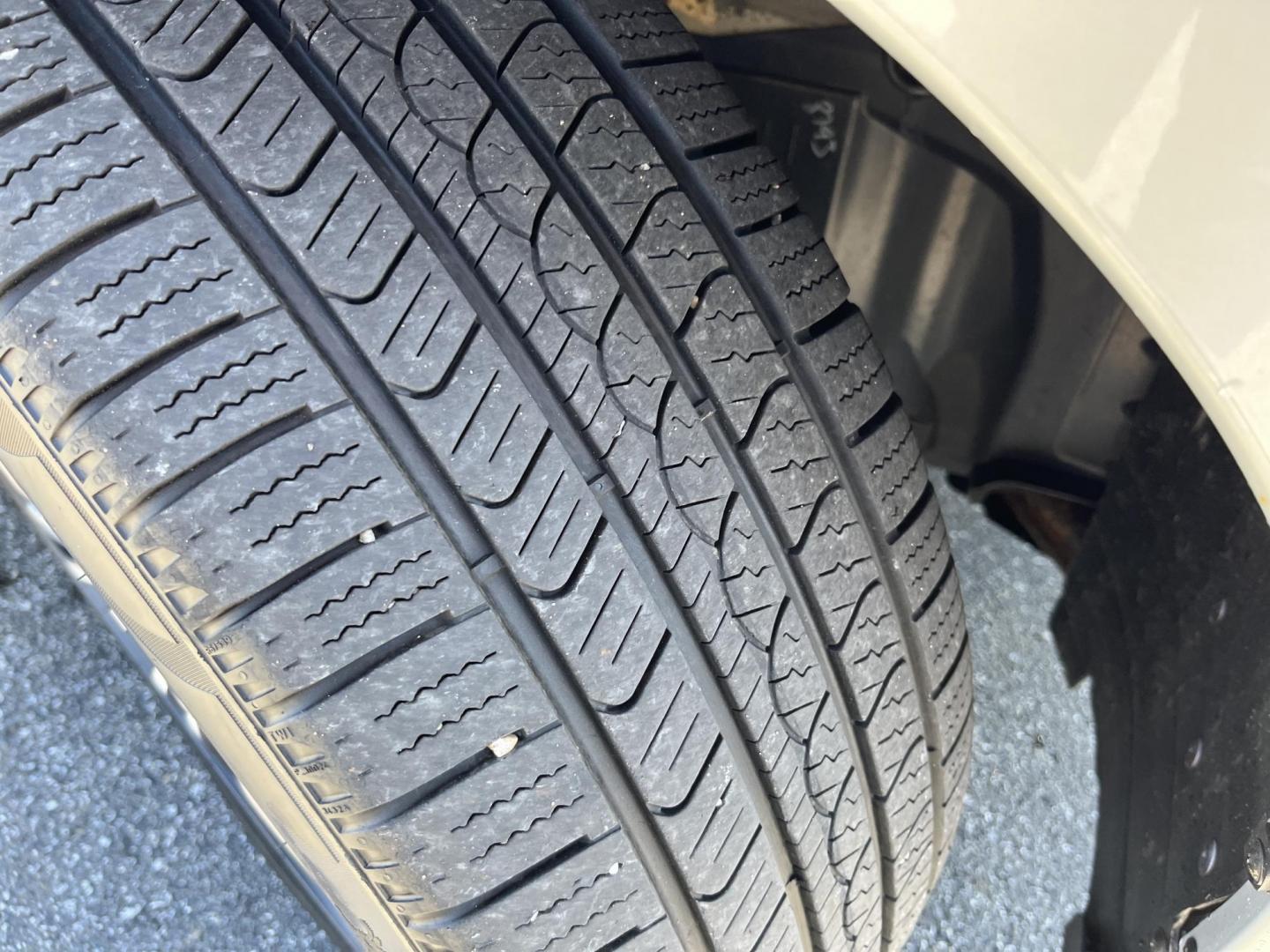 2019 Silver /Black Infiniti QX60 LUXE AWD (5N1DL0MM9KC) with an 3.5L V6 DOHC 24V engine, Automatic transmission, located at 547 E. Main St., Orwell, OH, 44076, (440) 437-5893, 41.535435, -80.847855 - 2019 Infiniti QX60 Luxe AWD – Premium 3-Row Luxury SUV with BOSE Sound, 360 Camera, and All-Weather Capability! This beautiful 2019 Infiniti QX60 Luxe AWD is the perfect upscale family hauler that offers refinement, space for seven, and confident all-weather performance. Powered by a smooth 3.5L - Photo#3