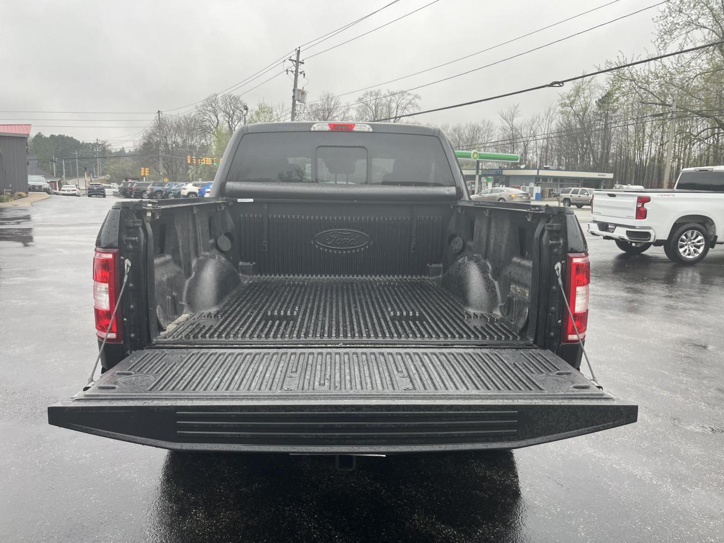 2018 Black /Gray Ford F-150 XLT SuperCrew 5.5-ft. Bed 4WD (1FTEW1EP5JF) with an 2.7L V6 DOHC 24V TWIN TURBO engine, Automatic transmission, located at 11115 Chardon Rd. , Chardon, OH, 44024, (440) 214-9705, 41.580246, -81.241943 - 2018 Ford F-150 XLT Crew Cab 4WD – Clean, Capable, and Well-Equipped with Twin-Turbo Power! This solid 2018 Ford F-150 XLT Crew Cab 4WD is a great-looking, capable full-size truck that’s ready for work or weekend adventures! Powered by the responsive 2.7L Twin-Turbo EcoBoost V6 engine paired wi - Photo#14