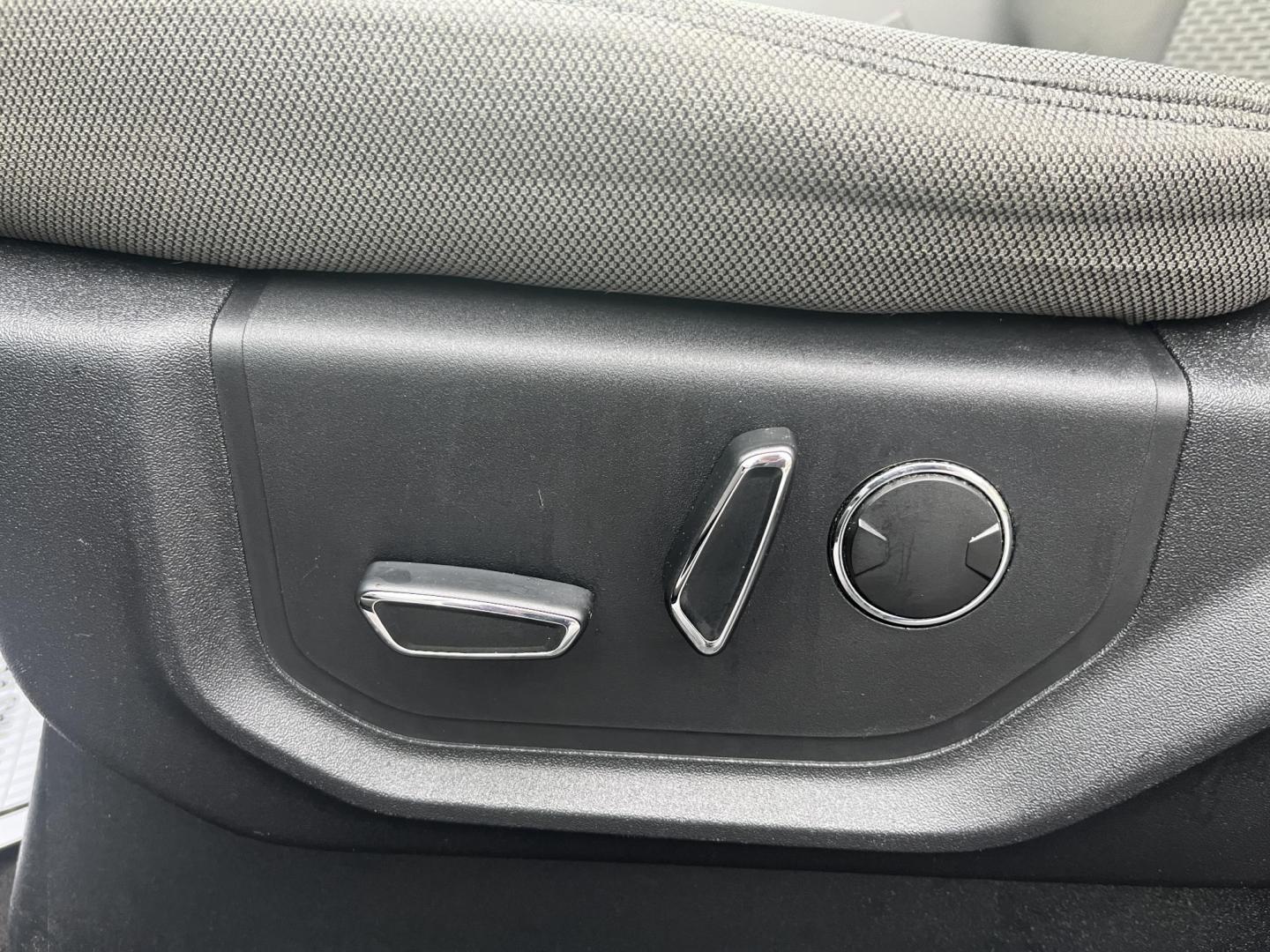 2018 Black /Gray Ford F-150 XLT SuperCrew 5.5-ft. Bed 4WD (1FTEW1EP5JF) with an 2.7L V6 DOHC 24V TWIN TURBO engine, Automatic transmission, located at 11115 Chardon Rd. , Chardon, OH, 44024, (440) 214-9705, 41.580246, -81.241943 - 2018 Ford F-150 XLT Crew Cab 4WD – Clean, Capable, and Well-Equipped with Twin-Turbo Power! This solid 2018 Ford F-150 XLT Crew Cab 4WD is a great-looking, capable full-size truck that’s ready for work or weekend adventures! Powered by the responsive 2.7L Twin-Turbo EcoBoost V6 engine paired wi - Photo#18