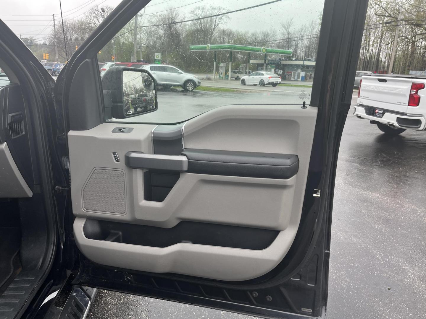 2018 Black /Gray Ford F-150 XLT SuperCrew 5.5-ft. Bed 4WD (1FTEW1EP5JF) with an 2.7L V6 DOHC 24V TWIN TURBO engine, Automatic transmission, located at 11115 Chardon Rd. , Chardon, OH, 44024, (440) 214-9705, 41.580246, -81.241943 - 2018 Ford F-150 XLT Crew Cab 4WD – Clean, Capable, and Well-Equipped with Twin-Turbo Power! This solid 2018 Ford F-150 XLT Crew Cab 4WD is a great-looking, capable full-size truck that’s ready for work or weekend adventures! Powered by the responsive 2.7L Twin-Turbo EcoBoost V6 engine paired wi - Photo#27