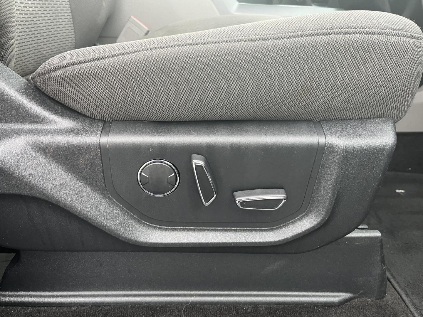 2018 Black /Gray Ford F-150 XLT SuperCrew 5.5-ft. Bed 4WD (1FTEW1EP5JF) with an 2.7L V6 DOHC 24V TWIN TURBO engine, Automatic transmission, located at 11115 Chardon Rd. , Chardon, OH, 44024, (440) 214-9705, 41.580246, -81.241943 - 2018 Ford F-150 XLT Crew Cab 4WD – Clean, Capable, and Well-Equipped with Twin-Turbo Power! This solid 2018 Ford F-150 XLT Crew Cab 4WD is a great-looking, capable full-size truck that’s ready for work or weekend adventures! Powered by the responsive 2.7L Twin-Turbo EcoBoost V6 engine paired wi - Photo#29