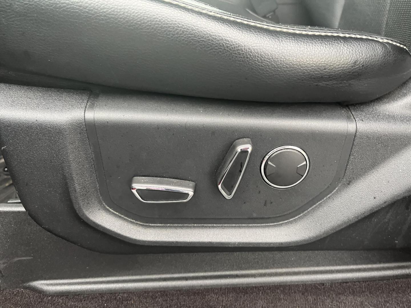 2018 Red /Black Ford F-150 Lariat SuperCrew 5.5-ft. Bed 4WD (1FTEW1EG6JF) with an 3.5L V6 Twin TURBO engine, Automatic transmission, located at 11115 Chardon Rd. , Chardon, OH, 44024, (440) 214-9705, 41.580246, -81.241943 - 2018 Ford F-150 Lariat Crew Cab 4WD – Loaded Luxury Truck with Twin-Turbo Power, FX4 Off-Road Package, and Massive Towing! This stunning 2018 Ford F-150 Lariat Crew Cab 4WD is one of the nicest used F-150s you’ll find — premium luxury meets serious capability! Powered by the potent 3.5L Twin- - Photo#18