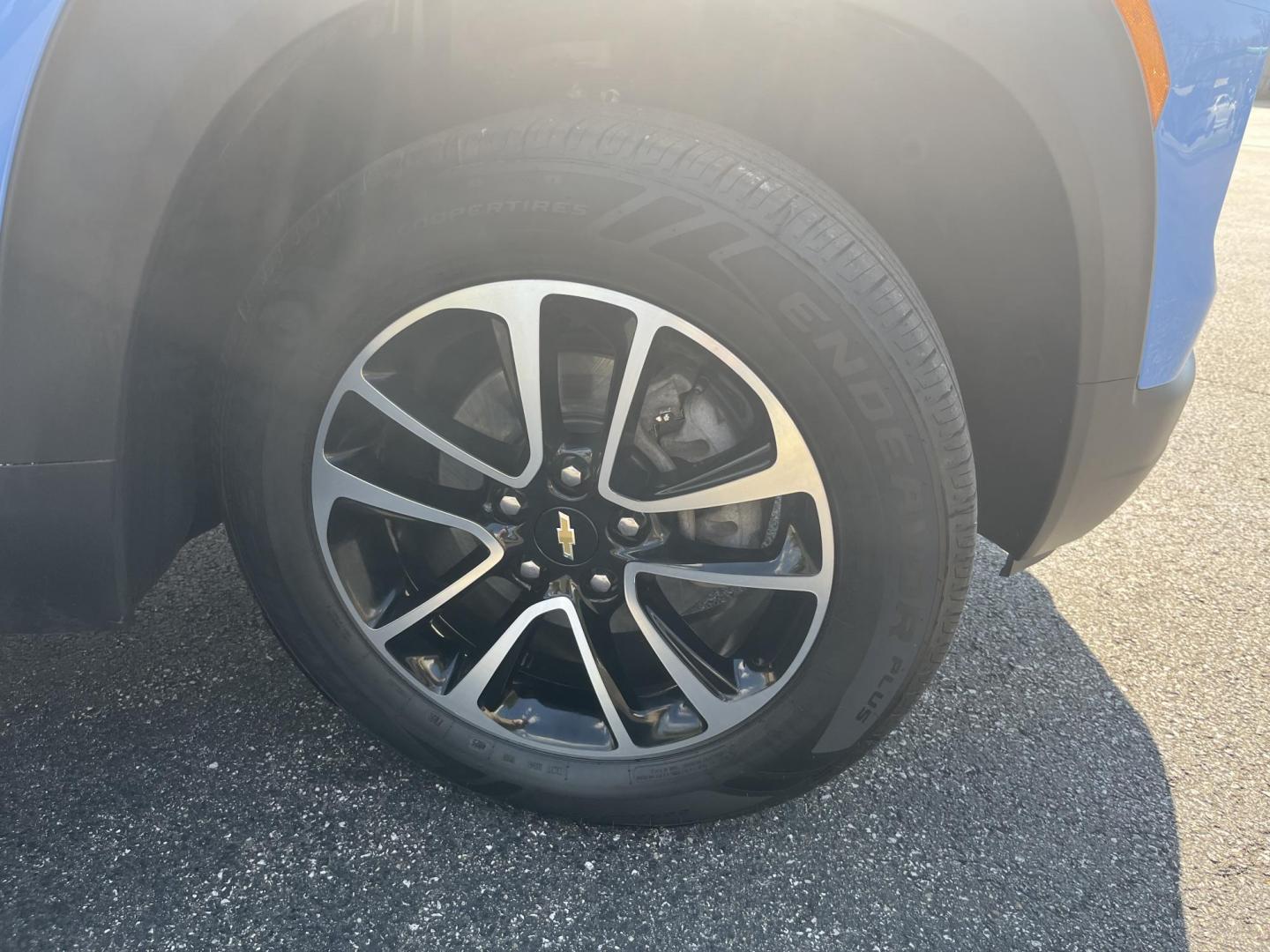2024 Blue /Black Chevrolet Trailblazer LT AWD (KL79MRSL3RB) with an 1.3L I3 DOHC 12V Turbo engine, Automatic transmission, located at 11115 Chardon Rd. , Chardon, OH, 44024, (440) 214-9705, 41.580246, -81.241943 - 2024 Chevrolet Trailblazer LT AWD – Modern Compact SUV with Turbo Power and Loaded Features! This nearly new 2024 Chevrolet Trailblazer LT AWD is a stylish, efficient, and well-equipped crossover that’s perfect for daily driving and weekend adventures! Powered by a responsive 1.3L I3 Turbocharg- Photo#4