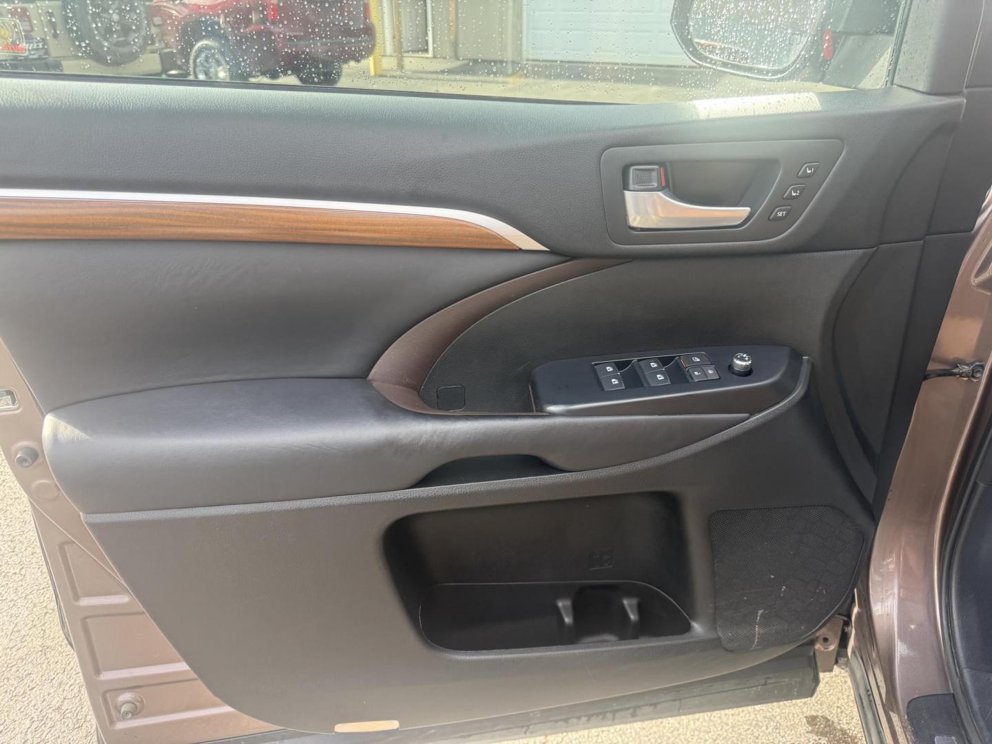 2017 Brown /Brown Toyota Highlander Limited Platinum AWD V6 (5TDDZRFH5HS) with an 3.5L V6 DOHC 24V engine, Automatic transmission, located at 547 E. Main St., Orwell, OH, 44076, (440) 437-5893, 41.535435, -80.847855 - 2017 Toyota Highlander Limited Platinum AWD – Top-Tier Luxury 3-Row SUV with Premium Features and Strong Towing! This loaded 2017 Toyota Highlander Limited Platinum AWD is the ultimate upscale family hauler. Powered by the smooth 3.5L D-4S V6 engine paired with a reliable 6-speed automatic transm - Photo#6