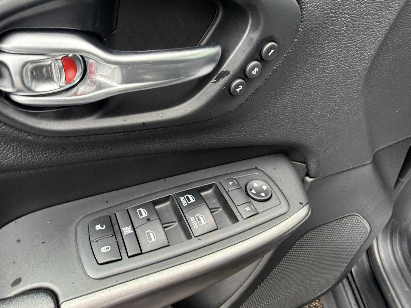 2019 Black /Black Jeep Cherokee Limited 4WD (1C4PJMDX2KD) with an 3.2L V6 DOHC 24V engine, Automatic transmission, located at 547 E. Main St., Orwell, OH, 44076, (440) 437-5893, 41.535435, -80.847855 - 2019 Jeep Cherokee Limited 4WD – Premium Luxury with V6 Power and All-Terrain Capability! This 2019 Jeep Cherokee Limited 4WD is a sharp, well-equipped midsize SUV that blends upscale comfort with true Jeep versatility. Powered by the strong 3.2L Pentastar V6 engine paired with a smooth 9-speed a - Photo#8