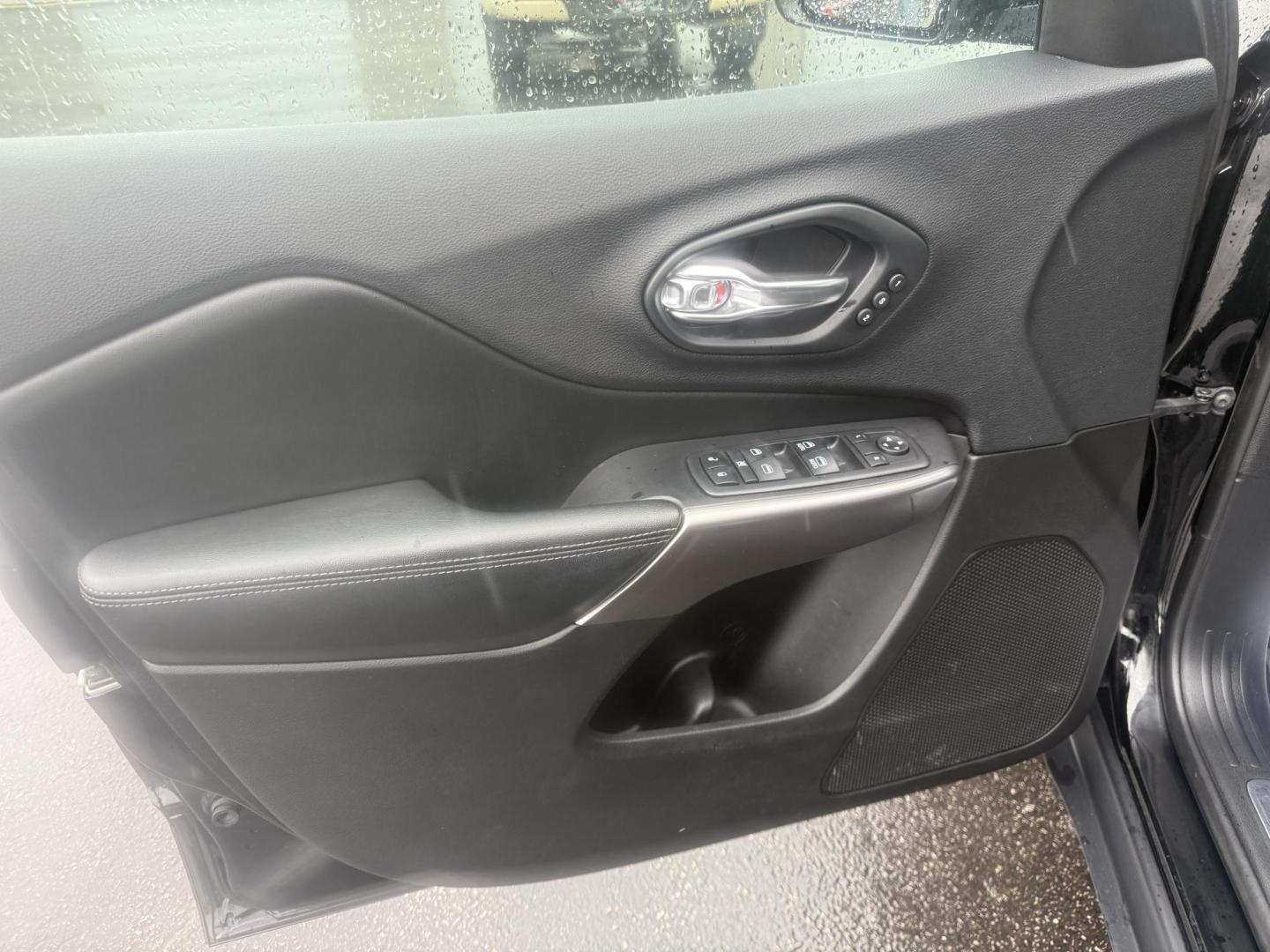 2019 Black /Black Jeep Cherokee Limited 4WD (1C4PJMDX2KD) with an 3.2L V6 DOHC 24V engine, Automatic transmission, located at 547 E. Main St., Orwell, OH, 44076, (440) 437-5893, 41.535435, -80.847855 - 2019 Jeep Cherokee Limited 4WD – Premium Luxury with V6 Power and All-Terrain Capability! This 2019 Jeep Cherokee Limited 4WD is a sharp, well-equipped midsize SUV that blends upscale comfort with true Jeep versatility. Powered by the strong 3.2L Pentastar V6 engine paired with a smooth 9-speed a - Photo#7