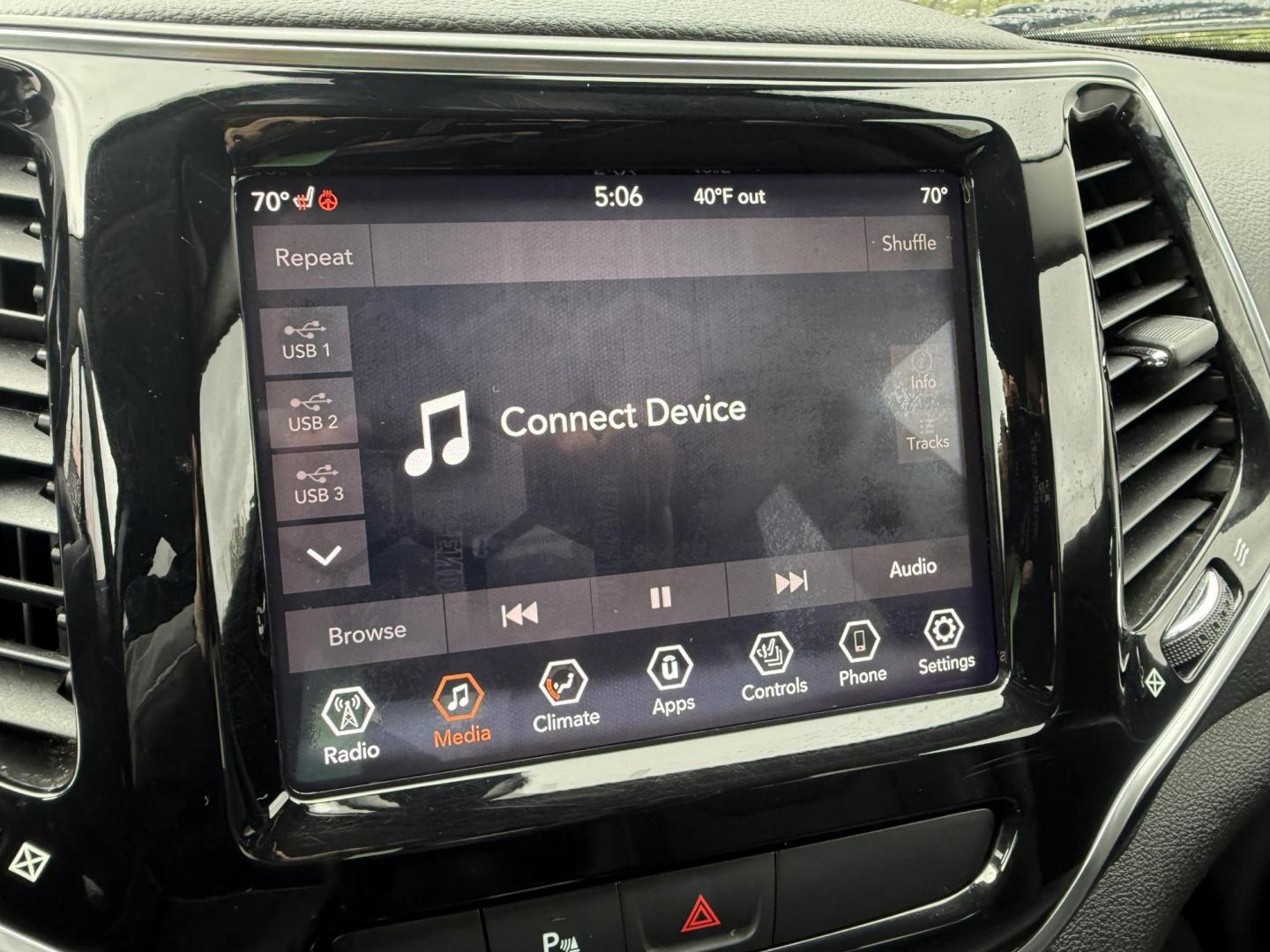 2019 Black /Black Jeep Cherokee Limited 4WD (1C4PJMDX2KD) with an 3.2L V6 DOHC 24V engine, Automatic transmission, located at 547 E. Main St., Orwell, OH, 44076, (440) 437-5893, 41.535435, -80.847855 - 2019 Jeep Cherokee Limited 4WD – Premium Luxury with V6 Power and All-Terrain Capability! This 2019 Jeep Cherokee Limited 4WD is a sharp, well-equipped midsize SUV that blends upscale comfort with true Jeep versatility. Powered by the strong 3.2L Pentastar V6 engine paired with a smooth 9-speed a - Photo#13